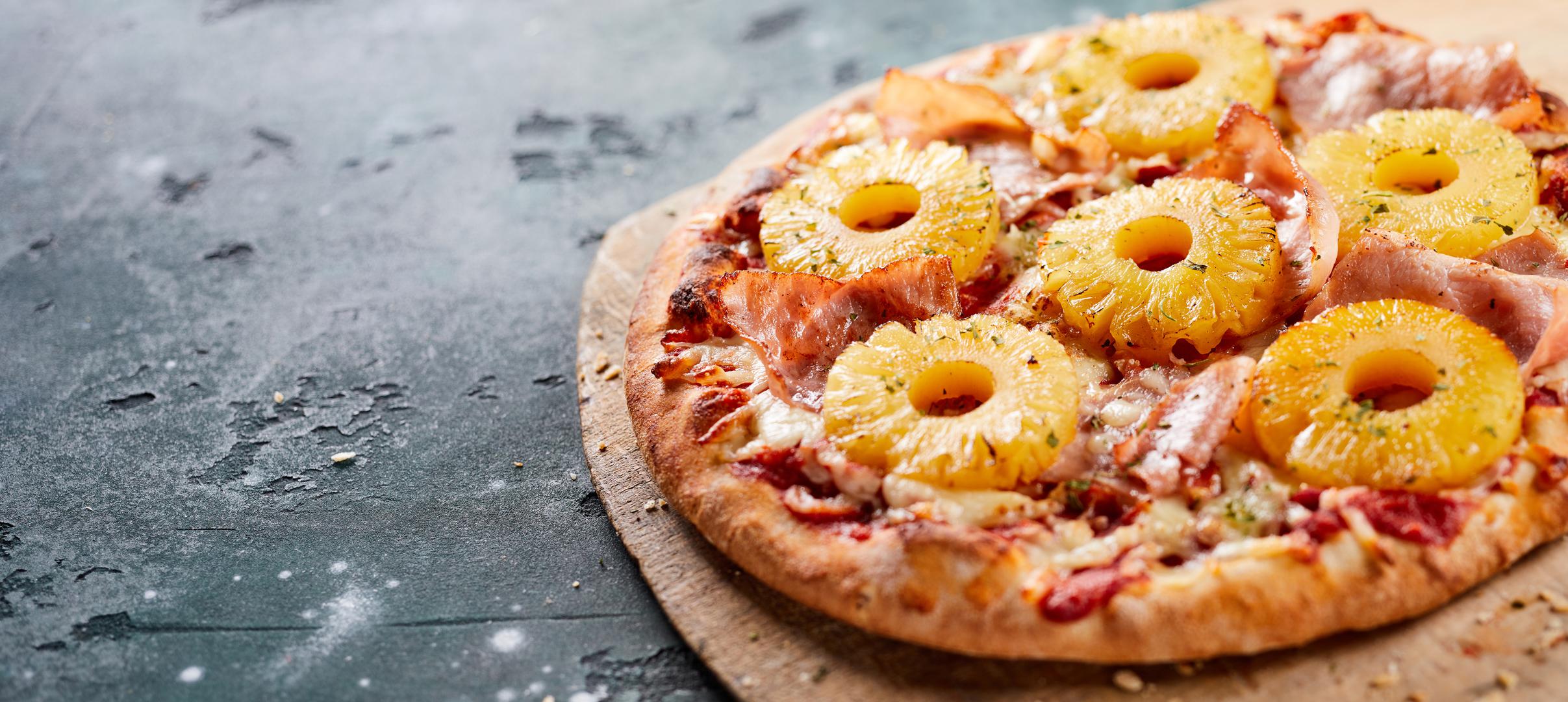 Pizze s neobičnim dodacima: "Neke pizze postale su previše, stoga preporučujem da se držite jednostavnih sastojaka”, rekao je Giuseppe Gaeta, izvršni kuhar u Ciprianiju u Las Vegasu. Specifičan dodatak za pizzu koji talijanski kuhari ne vole je ananas. "Ananas ne ide na pizzu. To je voće koje se ne slaže s talijanskim okusima. Prejak je i finiš će prekriti većinu delikatnih okusa ostalih sastojaka,” rekao je Matteo Venini, glavni kuhar i suvlasnik pizzerije Stellina u Washingtonu, D.C. On nije u potpunosti protiv voća na pizzi; Venini kaže da u Stellini poslužuju pizze sa smokvama ili kruškama, koje imaju uravnoteženiji profil okusa, ali ne i ananas. "Ne bih naručio ananas na pizzi u drugom restoranu iz istih razloga kao gore — presladak je i nadjačava druge okuse", dodaje.