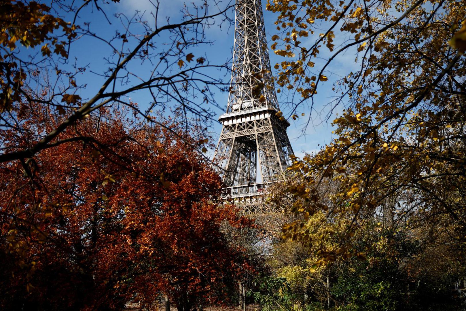 6. Pariz, Francuska: Pariz, grad ljubavi i svjetla, top je odredište koje treba posjetiti u jesen. Grad oživljava romantičnom atmosferom dok lišće mijenja boju, a ulice se ukrašavaju jesenskim ukrasima. Dok ste ovdje istražite neke od poznatih gradskih znamenitosti kao što su Eiffelov toranj i muzej Louvre, prošećite rijekom Seine i prepustite se ukusnoj francuskoj kuhinji. Ne zaboravite istražiti prekrasne parkove i vrtove Pariza, kao što su Jardin du Luxembourg i Parc des Buttes-Chaumont, koji su posebno očaravajući tijekom jesenske sezone.