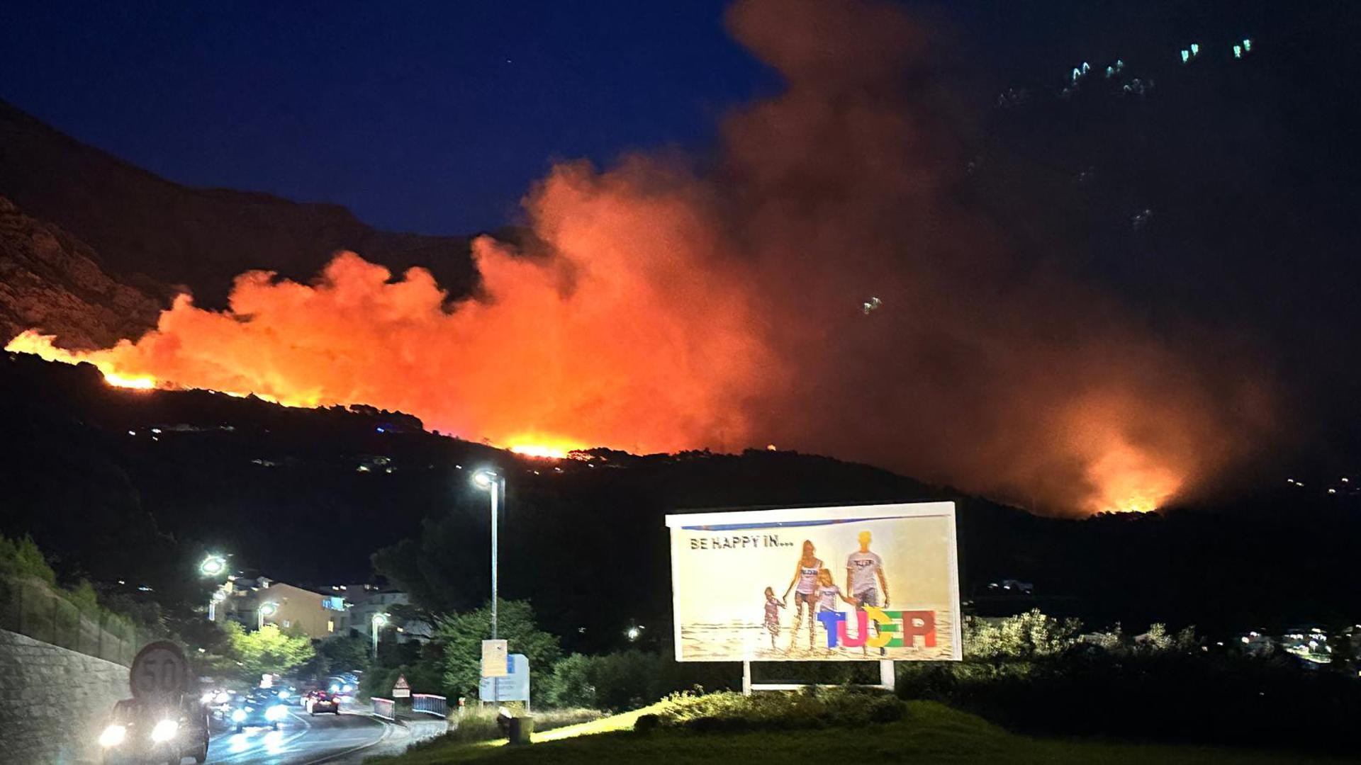 Vatra je buknula u Tučepima i širi se prema Podgori. Planulo je oko 20:15 sati. Jak vjetar otežava gašenje, vatra se brzo širi. Na terenu su sve raspoložive snage iz makarskog i omiškog područja, a moguće je da će u pomoć stići i vatrogasci iz Splita. Strašne scene dolaze iz okolice Tučepa. Požar se vidi i s magistrale, gori poviše kuća