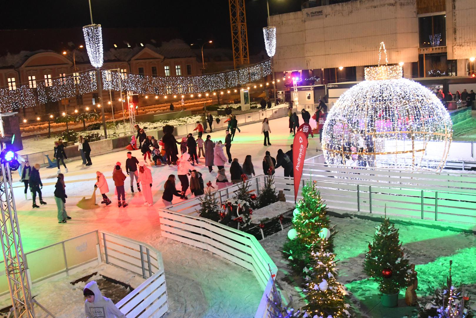 22.11.2024., Varazdin -  Svecano otvorenje Ice Wonderland ledenog parka na Kapucinskom trgu bio je spektakl program i prava ledena carolija sa zabavno-scenskim nastupima poput  gutaca vatre na ledu, klizackog showa. A to je ujedno i pocetak varazdinskog Adventa Rijec je o prvom ovogodisnjem klizalistu u Hrvatskoj, a ujedno i jednom od najvecih na ledenoj povrsini od 1.200 cetvornih metara Photo: Damir Spehar/PIXSELL