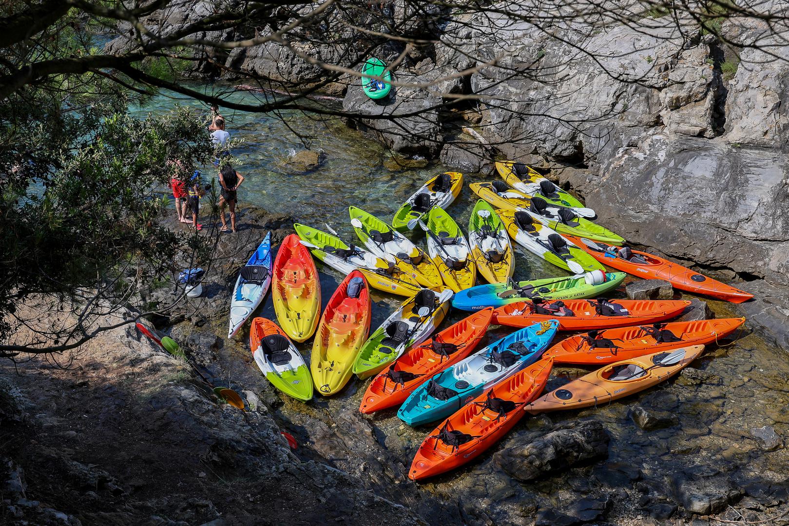 Tamo se nalazi pećina koju turisti rado posjećuju u čamcima.