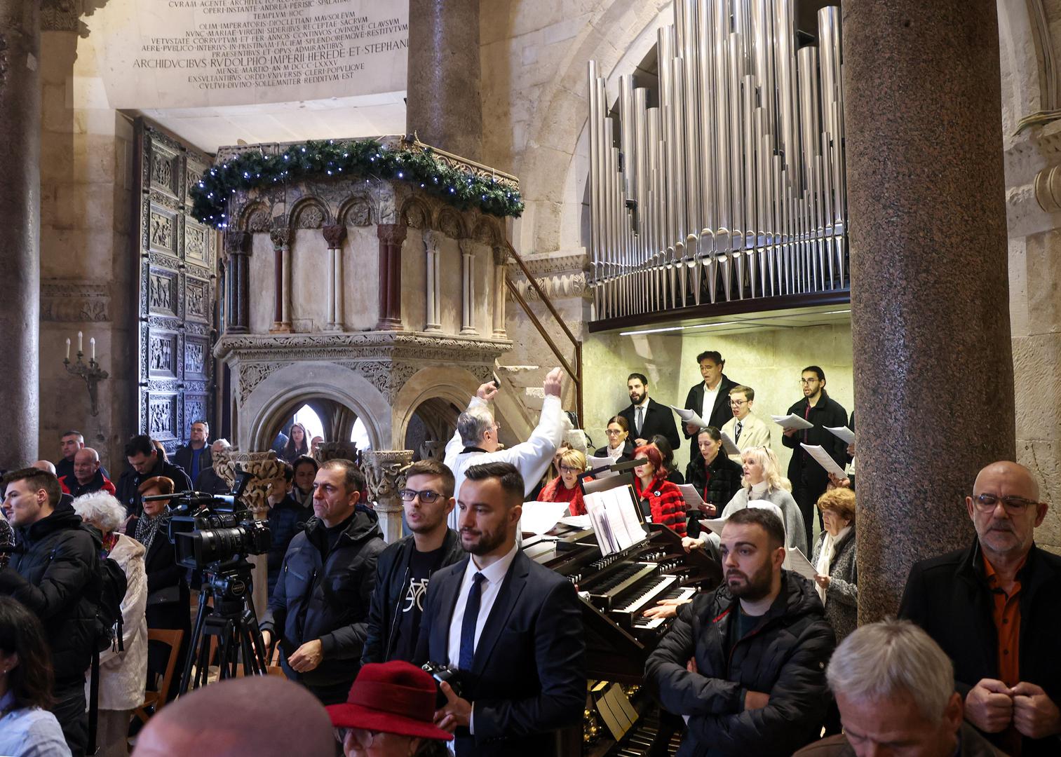 25.12.2023., Split- Splitsko-makarski nadbiskup Zdenko Krizic predvodio na Bozic svecano euharistijsko slavlje u splitskoj katedrali. Photo: Ivana Ivanovic/PIXSELL