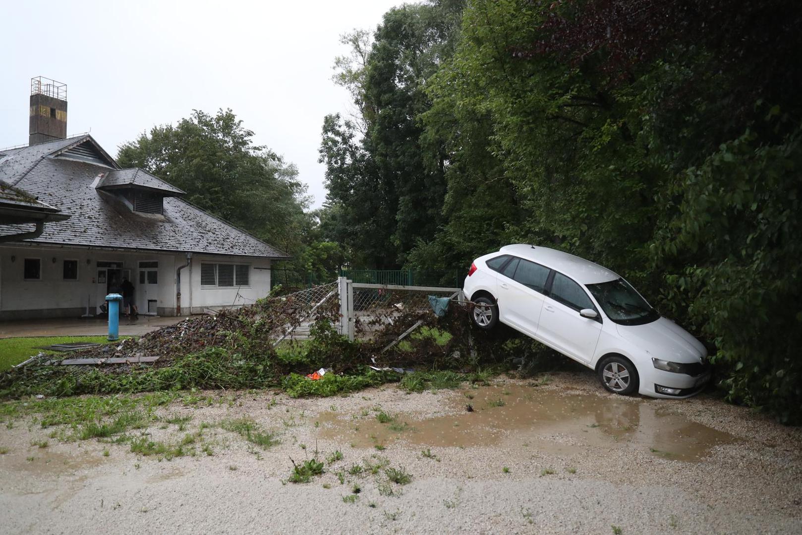 04.08.2023., Menges, Slovenija - Stanovnici i vatrogasci bore se s posljedicama velike poplave Photo: Matija Habljak/PIXSELL