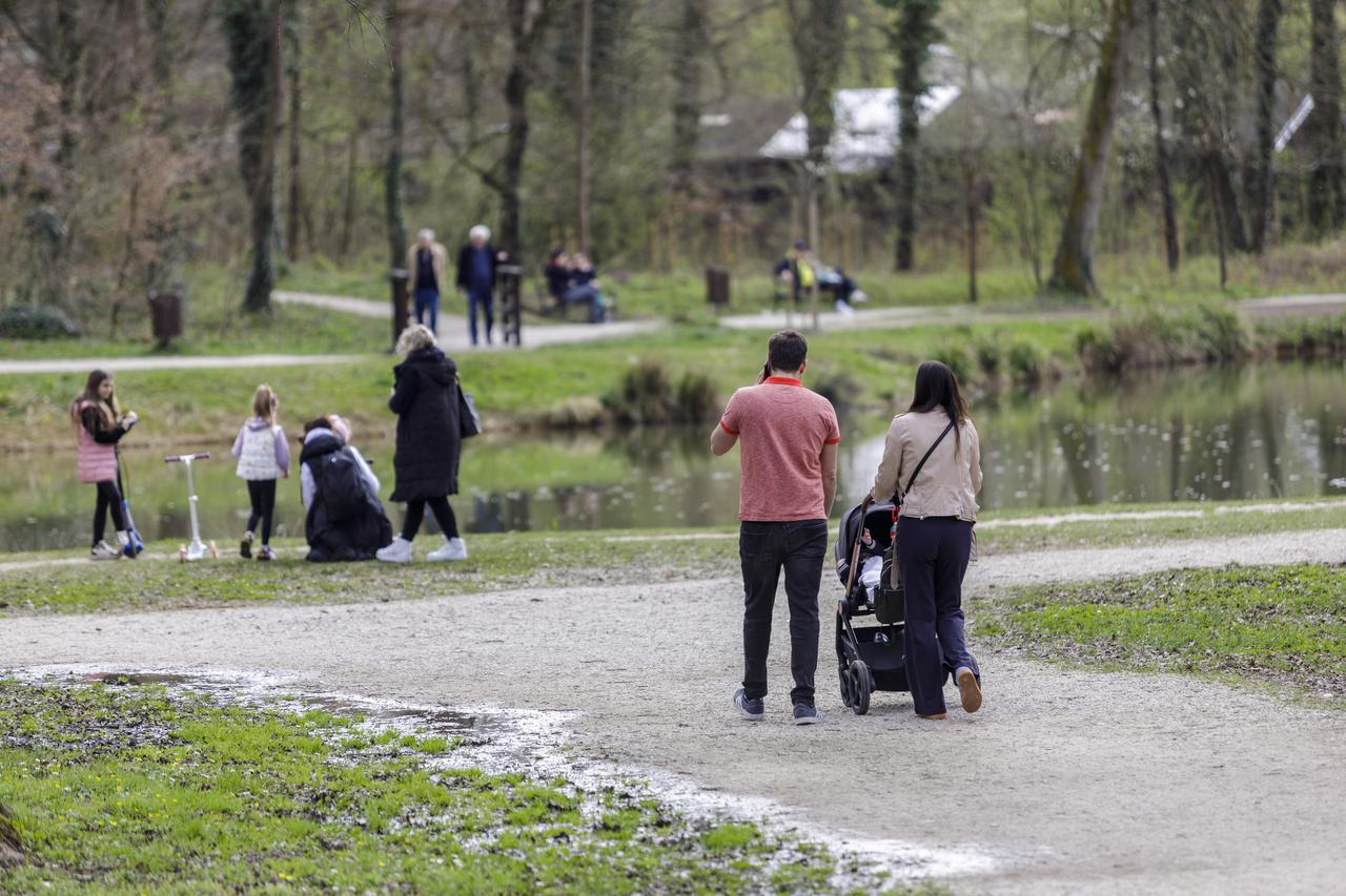 Zagreb: Proljetni dan izmamio je građane u park Maksimir