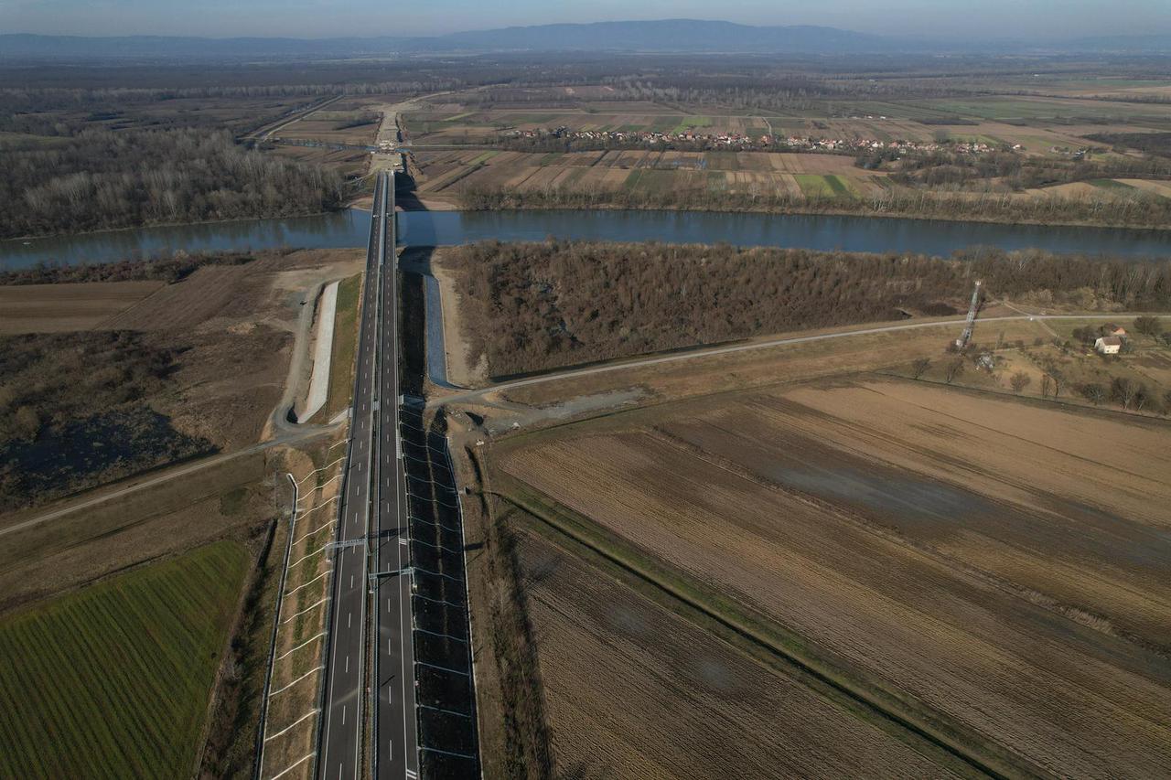 Fotografije iz zraka mosta na Savi kod Gradiške