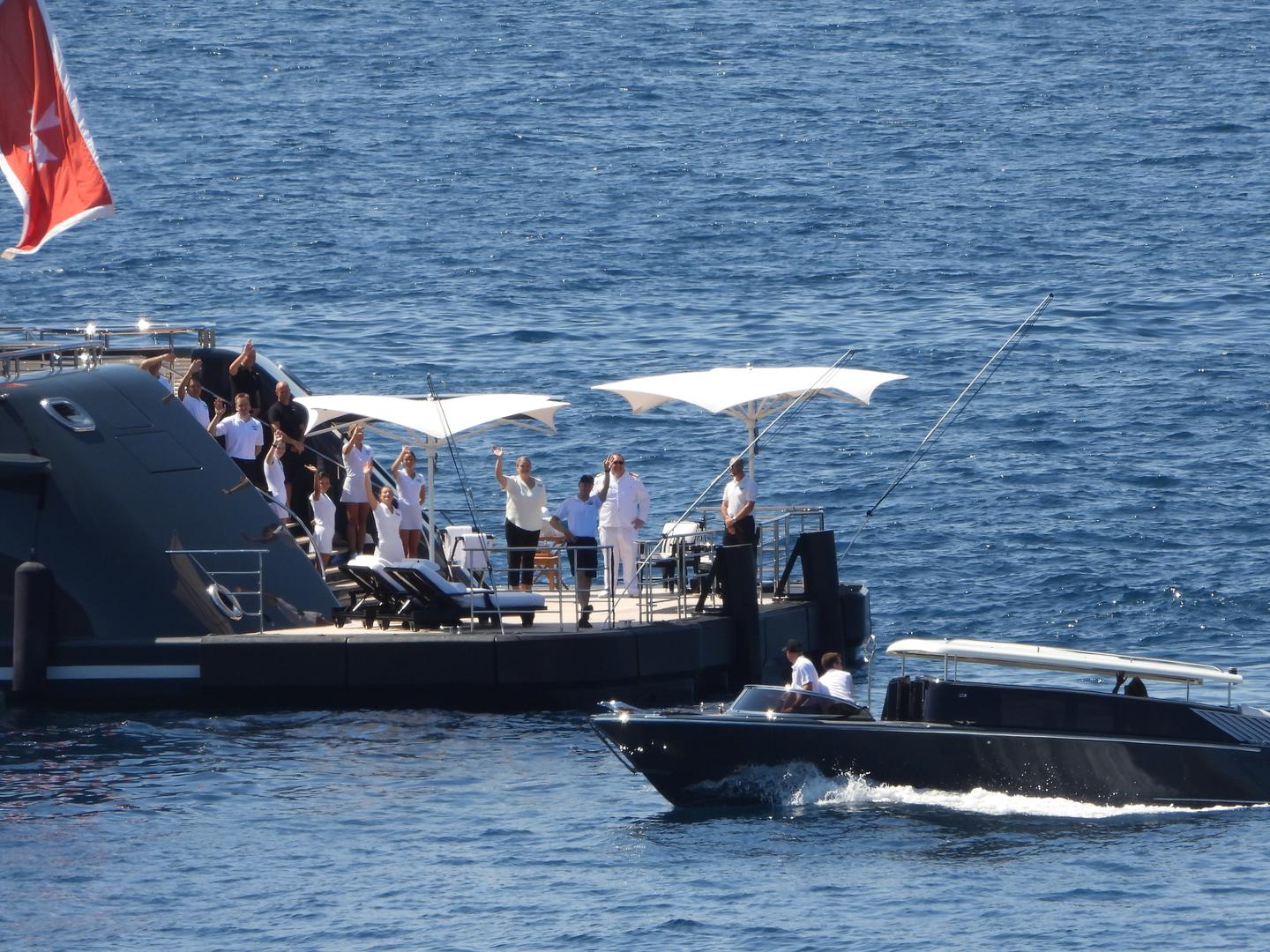 - I službeno smo stigli u Hrvatsku! Proveli smo dan istražujući stari grad Dubrovnik, gdje se snimala ‘Igra prijestolja‘, uključujući i scene u zaljevu Black Water. Cookie i ja imali smo izvanredno iskustvo s Rodneyem, Holly, Mikeom i Natashom u restoranu Nautika, a hrana je bila nevjerojatna! Cookie i Rodney veliki su obožavatelji Igre prijestolja, tako da je za njih ovo definitivno bio uzbudljiv dan putovanja - stoji u opisu objave.