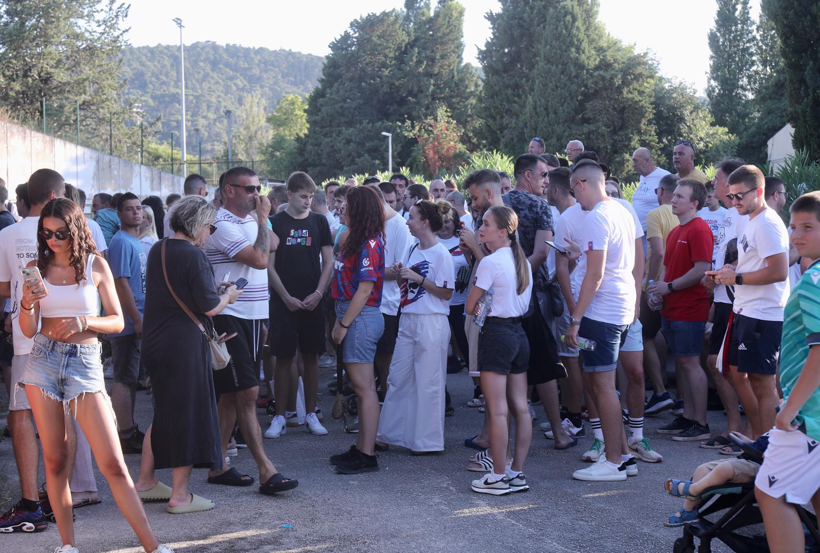 21.07.2024.,Split-Okupljanje navijaca Hajduka pred fan shopom povodom dolaska Ivana Rakitica.  Photo: Ivo Cagalj/PIXSELL