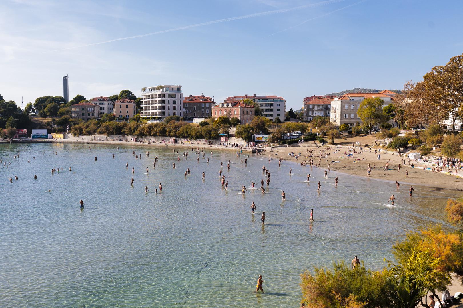 Mnoštvo Splićana iskoristilo je blagdan Svih Svetih za uživanje na Bačvicama.