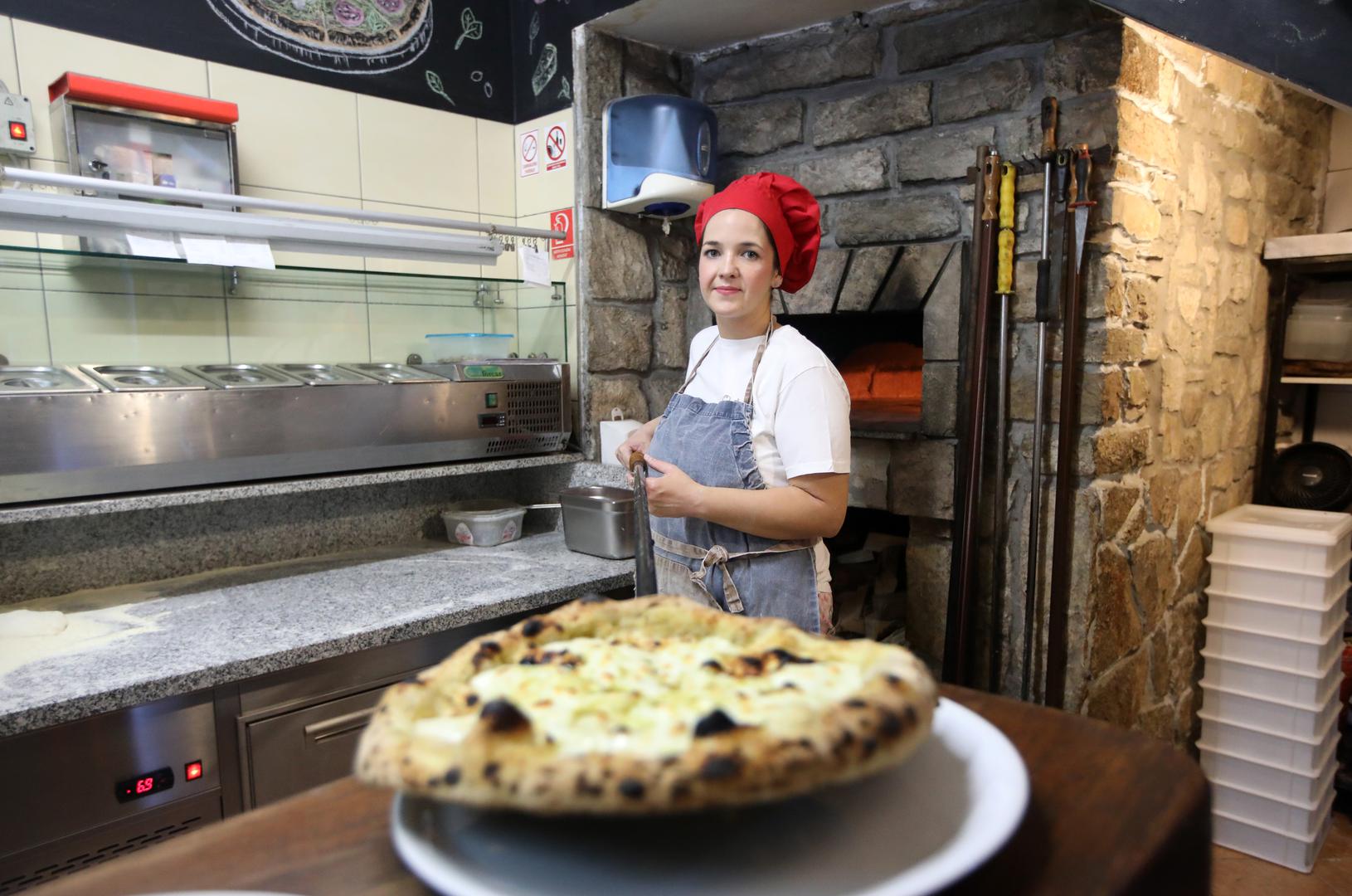 23.07.2024.,Pirovac-- Turisticka patrola i Vecernjakove zvjezdice uPirovcu. Pizzerija "Barezze"pizza majstorica Matea Baric. Photo: Dusko Jaramaz/PIXSELL