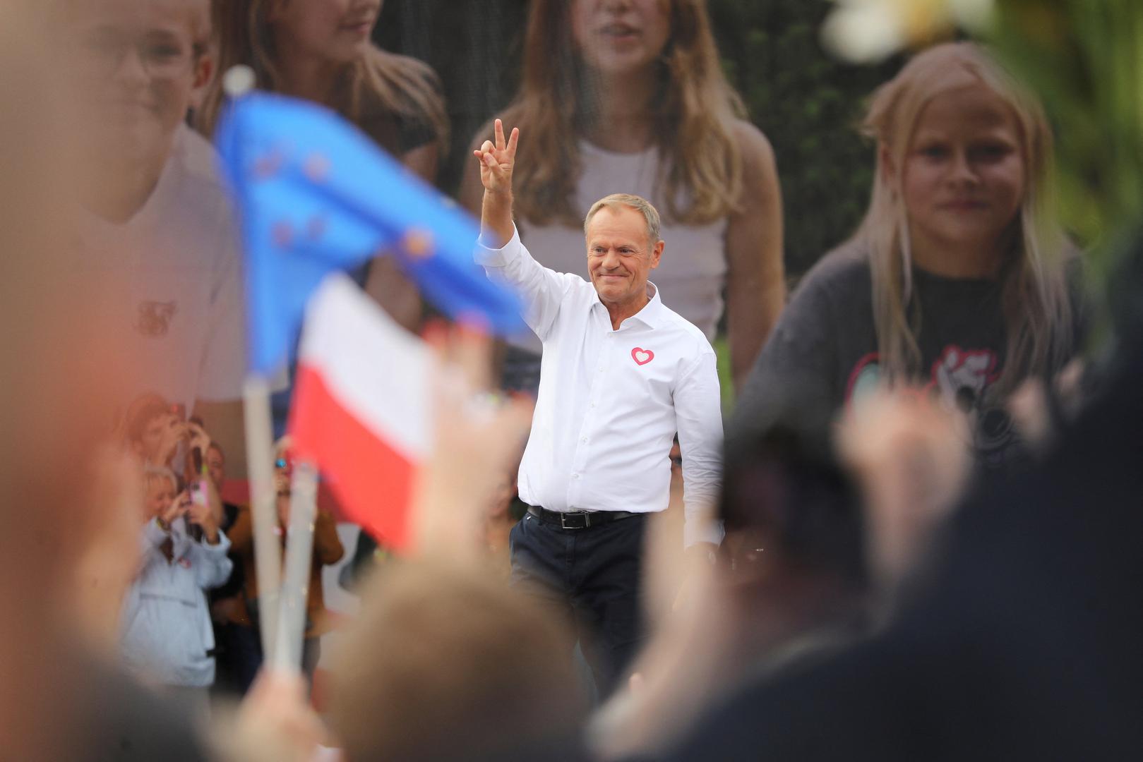 Polish opposition leader Donald Tusk gestures as people attend the "March of a Million Hearts" rally, organised by the Civic Coalition opposition parties, two weeks ahead of the parliamentary election, in Warsaw, Poland October 1, 2023. Agencja Wyborcza.pl/Slawomir Kaminski via REUTERS ATTENTION EDITORS - THIS IMAGE WAS PROVIDED BY A THIRD PARTY. POLAND OUT. NO COMMERCIAL OR EDITORIAL SALES IN POLAND. Photo: SLAWOMIR KAMINSKI/AGENCJA WYBORC/REUTERS