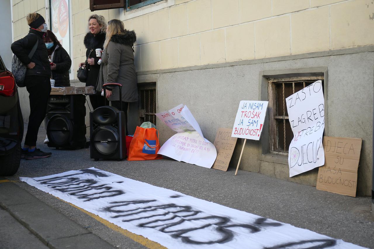 Prosvjed roditelja odgajatelja ispred Skupštine Grada Zagreba