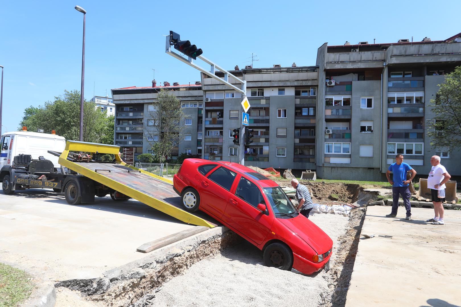 23.05.2023., Karlovac - Na uglu Senjske i Smiciklasove ulice  danas oko 13 sati stariji vozac ne postujuci zabranu prolaska usao je na gradiliste i osobnim automobilom uletio u prokopani jarak. 
 Photo: Kristina Stedul Fabac/PIXSELL