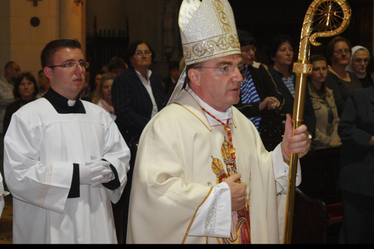 \'28.05.2011., Zagreb - Zagrebacki nadbiskup Josip Bozanic u Katedrali predvodio je misno slavlje zahvale za beatifikaciju pape Ivana Pavla II. U povorci ispred crkve mladi su nosili sliku Majke Bozje