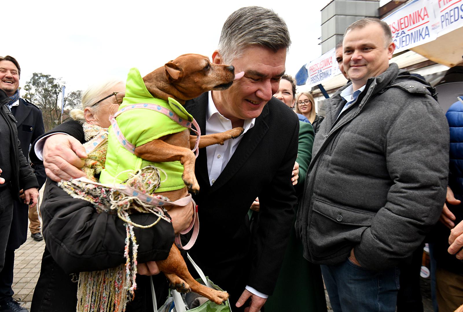 Milanović je popričao s ljudima iz Čakovca, a poigrao se sa psićem koji ga je polizao po licu i oduševio.