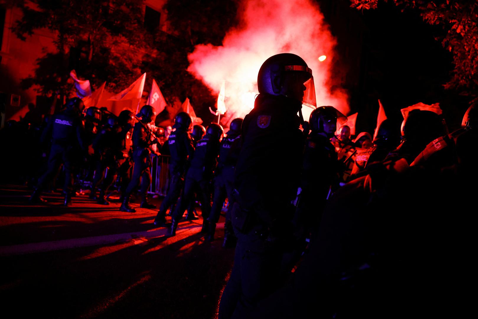 Spanish riot police stand guard during a protest near to Spain's Socialists Party (PSOE) headquarters, following acting PM Pedro Sanchez negotiations for granting an amnesty to people involved with Catalonia's failed 2017 independence bid in Madrid, Spain, November 6, 2023. REUTERS/Juan Medina Photo: JUAN MEDINA/REUTERS