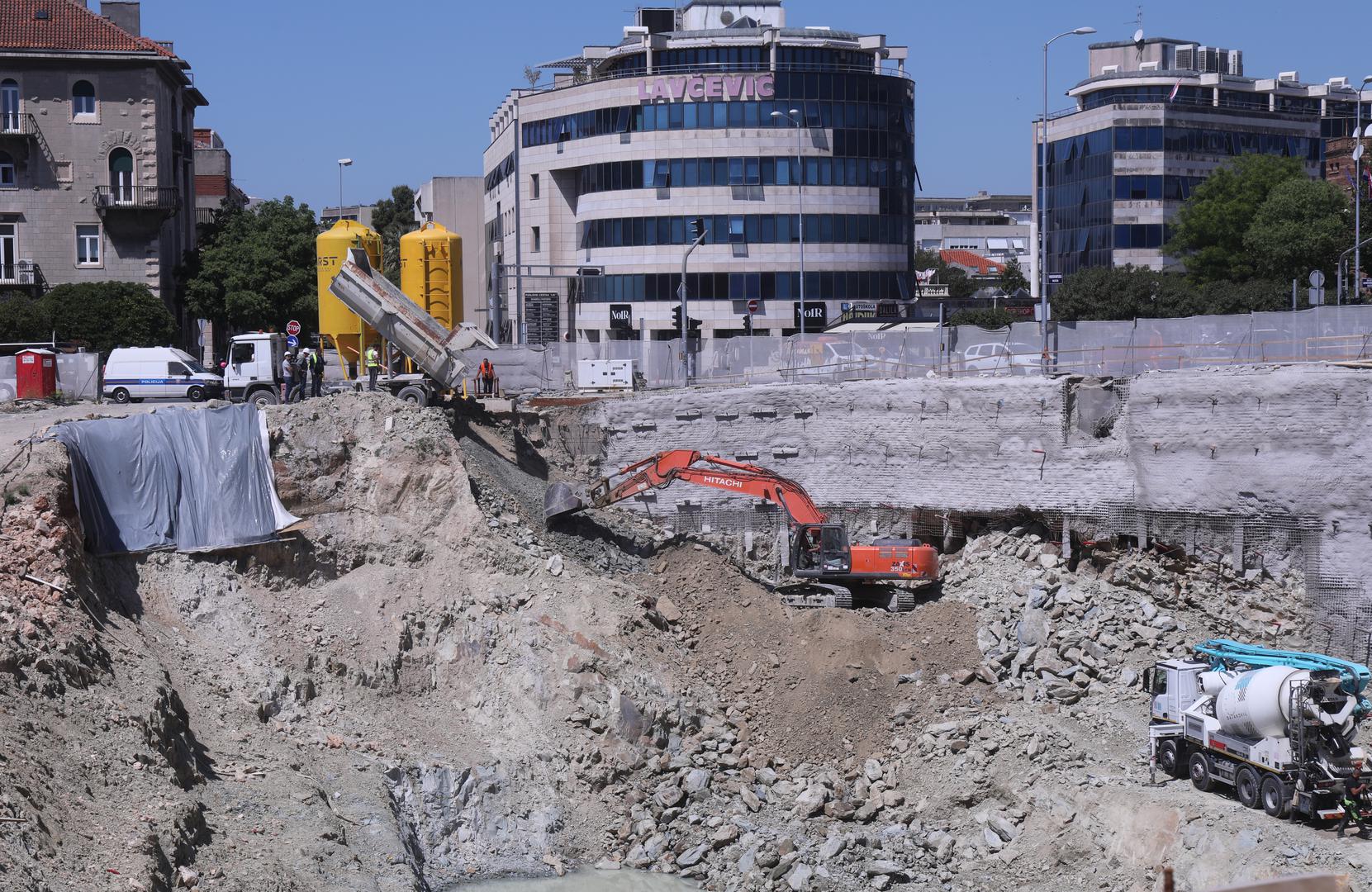 Ističe i kako su ovakve stvari uobičajene i da su iznenađenja uvijek moguća u geomehanici. No, najvažnije je da nije došlo do nikakvih oštećenja imovine ili ugrožavanja sigurnosti radnika ili građana. Izvođač je primijenio sve uobičajene tehničke mjere osiguranja i do kraja dana će sanacija biti dovršena - najavio je voditelj projekta Small Mall.