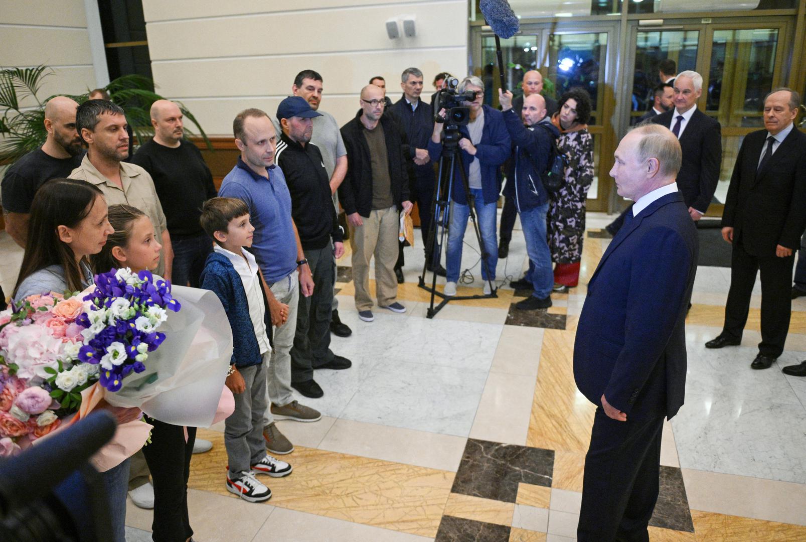 Russia's President Vladimir Putin welcomes Russian nationals, who were released in a prisoner exchange between Russia with Western countries, during a ceremony at Vnukovo International Airport in Moscow, Russia August 1, 2024. Sputnik/Kirill Zykov/Pool via REUTERS ATTENTION EDITORS - THIS IMAGE WAS PROVIDED BY A THIRD PARTY. Photo: KIRILL ZYKOV/REUTERS