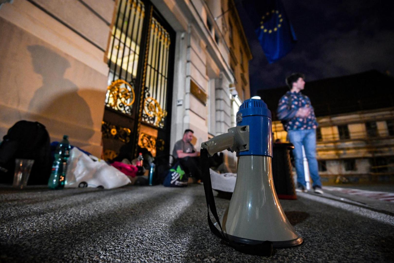 17.05.2020., Zagreb  -  Politicka platforma Mozemo prosvjeduje na Markovom trgu. Kazu kako su zauzeli Markov trg, na kojem ce ostati do kraja sutrasnje sjednice Sabora. Zastupnicima porucuju da im Zagreb nece zaboraviti da su im izbori vazniji od sudbina ljudi koji su ostali bez krova, djece koja nemaju vrtice i skole, bolesnika koji nemaju bolnice i svih onih koji riskiraju zivot prolazeci centrom Zagreba.  Photo: Josip Regovic/PIXSELL