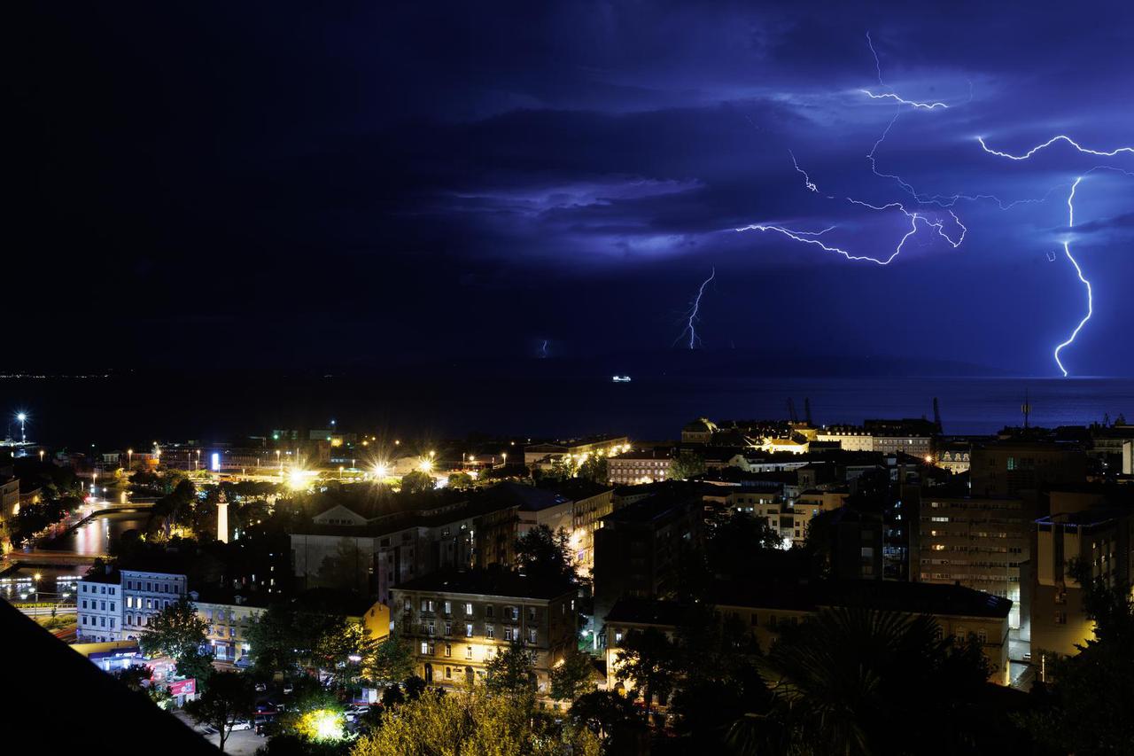 Pogled na Rijeku i munje iznad otoka Cresa