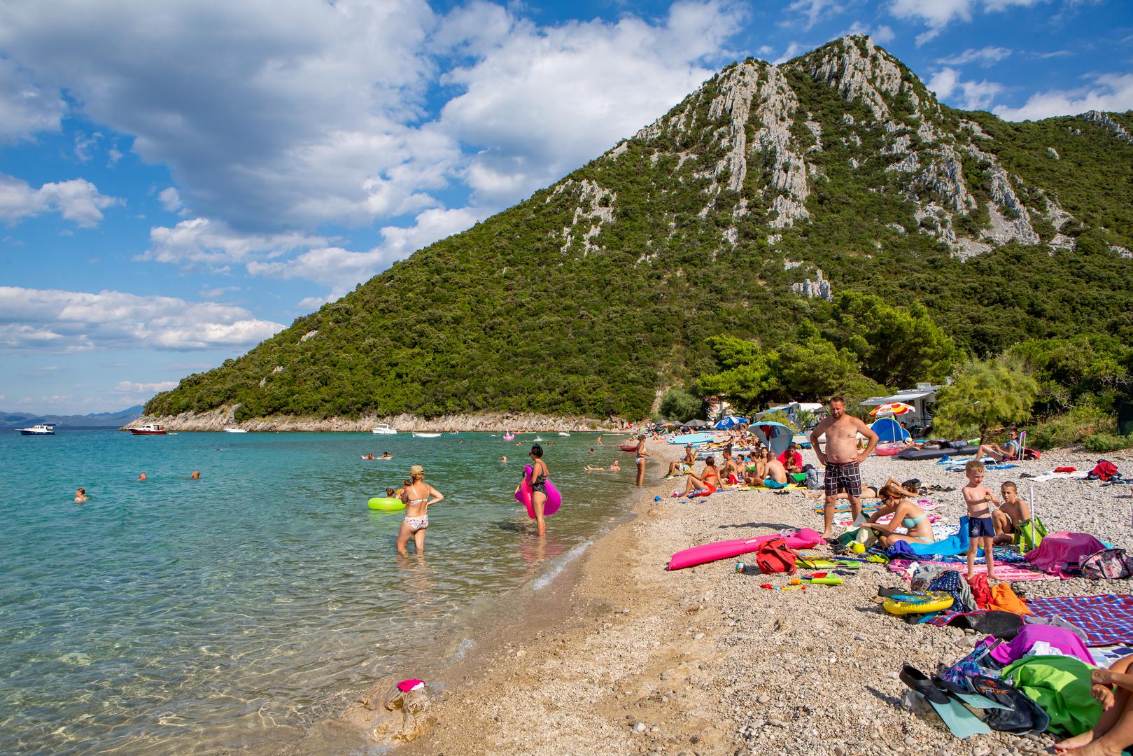 Divna: Nije teško shvatiti kako je ova prekrasna plaža zaslužila svoje ime, a jedna je i od najboljih u dubrovačkoj regiji. Smještena na sjevernim obalama poznatog vinogorja Pelješca, Divna je udaljena samo nekoliko kilometara od Gornje Vrućice. Mala i obično vrlo mirna, Divna je dom za samo nekoliko tradicionalnih kuća duž zaljeva. Ovo je mjesto na koje trebate otići ako želite pobjeći od dubrovačke gužve, ali imajte na umu da nema trgovina, a jedini hlad pruža drveće, pa se pripremite i ponesite suncobran kako biste ostali zaštićeni od surove sunčeve svjetlosti.