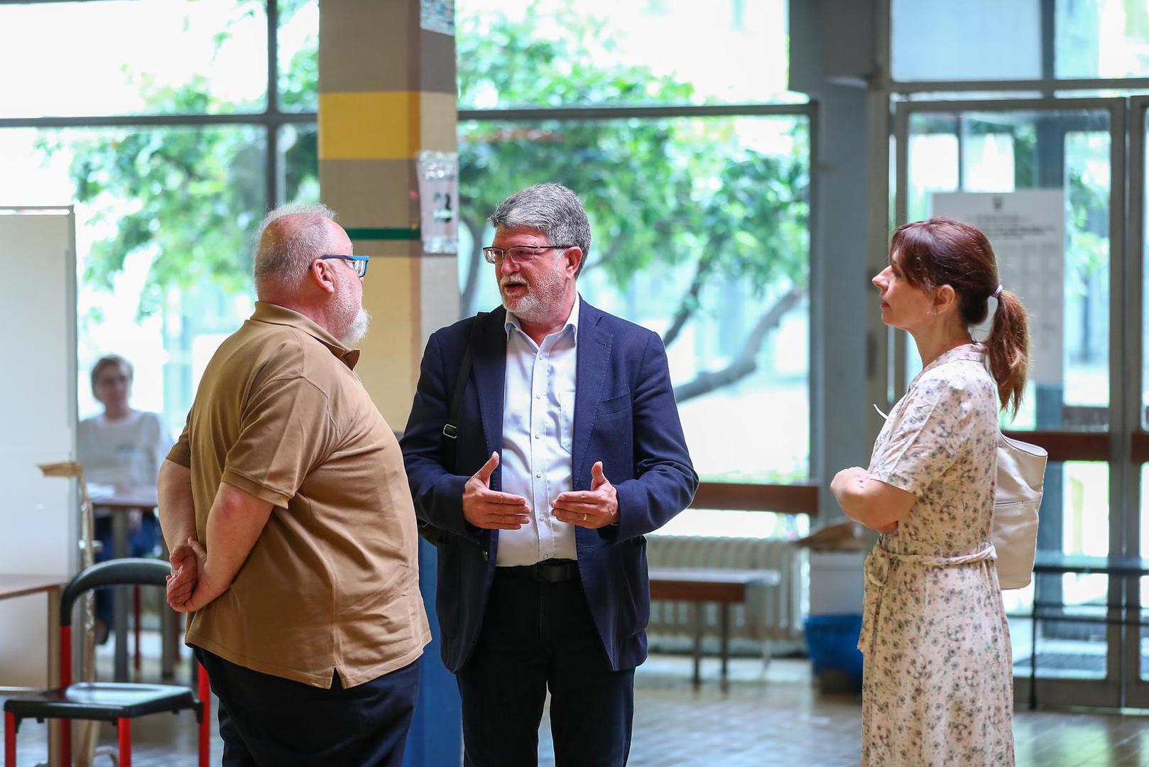 09.06.2024., Zagreb - Tonino Picula iz SDP-a zajedno sa suprugom glasovao je na birackom mjestu 21 u OS Matka Laginje u Ulici Matka Laginje 13. Photo: Matija Habljak/PIXSELL