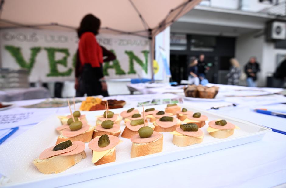 Zagreb: Studenti traže više veganskih obroka u menzama pa su ispred SC-a organizirali degustaciju takvih jela