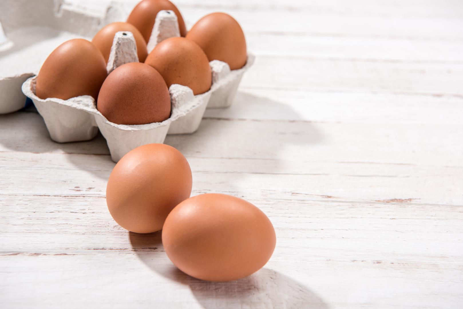 Jaja: Sirovi bjelanjci i žumanjci, tj. tekućine u jajetu, šire se kada se zamrznu te uzrokuju pucanje ljuske. Kada se pomiješaju, jaja polako trune te ostavlja vrlo neugodan miris. Kuhana jaja također su neprikladna za zamrzavanje jer razvijaju gumastu konzistenciju. Dakle, jela koja sadrže kuhana jaja treba jesti odmah, a ne stavljati ih u zamrzivač. 