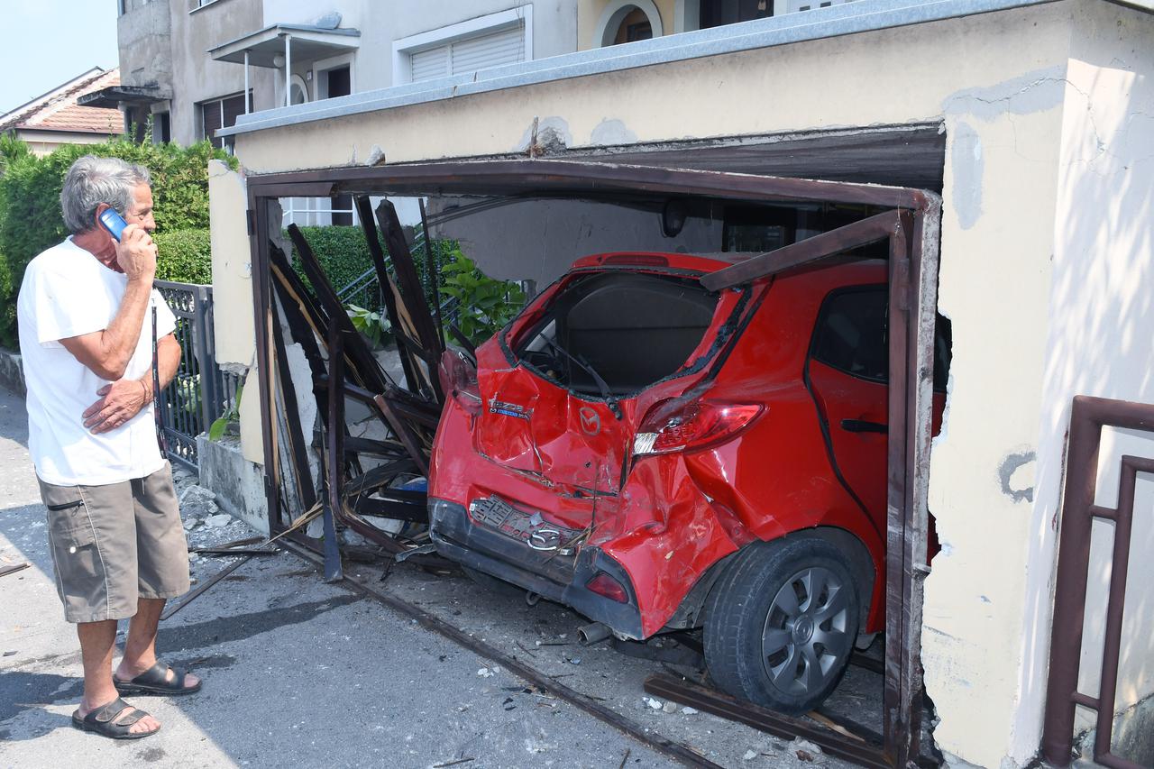 Sisak: Automobilom se zabila u privatnu garažu i razbila automobil u njoj