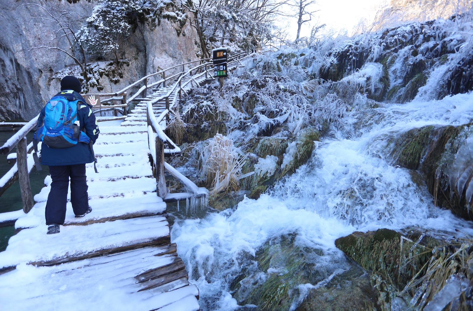 13.01.2024., Plitvicka jezera - Snijeg i debeli minusi zaledili su slapove na Plitvickim jezerima koji mame uzdahe brojnih posjetitelja. Photo: Kristina Stedul Fabac/PIXSELL