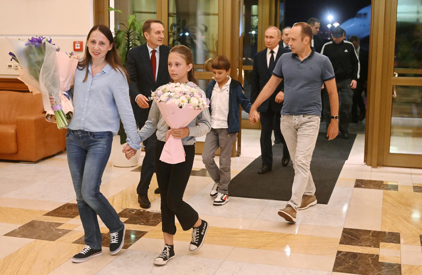 Russian President Vladimir Putin walks behind Russian nationals Artyom Dultsev, Anna Dultseva and their children following a prisoner exchange between Russia with Western countries, during a welcoming ceremony at Vnukovo International Airport in Moscow, Russia August 1, 2024. Sputnik/Mikhail Voskresensky/Pool via REUTERS ATTENTION EDITORS - THIS IMAGE WAS PROVIDED BY A THIRD PARTY. Photo: MIKHAIL VOSKRESENSKY/REUTERS