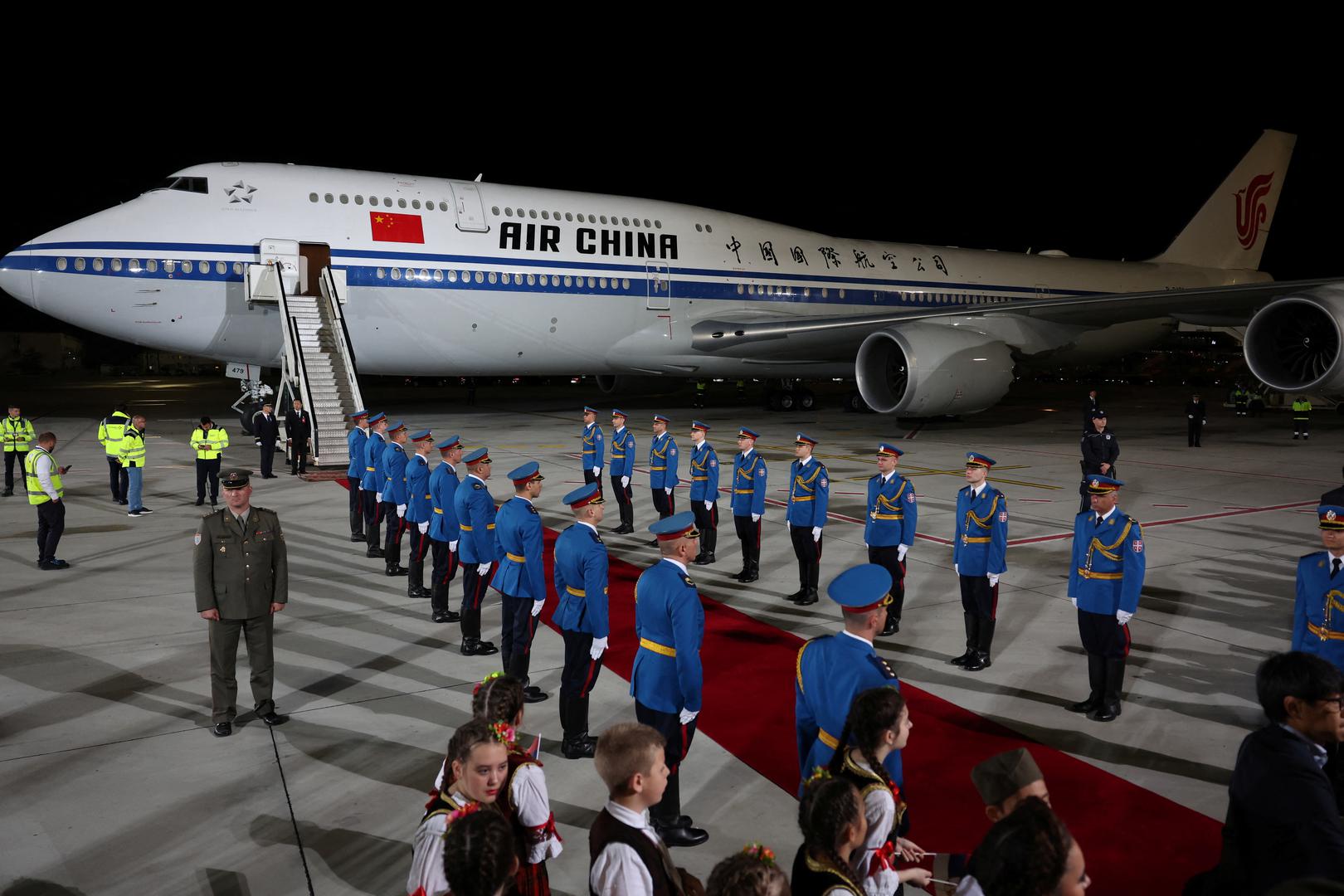 Serbian Guards of Honor line upon the arrival of China's President Xi Jinping and his wife Peng Liyuan (not pictured) for an official two-day state visit, at Nikola Tesla Airport in Belgrade, Serbia, May 7, 2024. REUTERS/Marko Djurica Photo: MARKO DJURICA/REUTERS