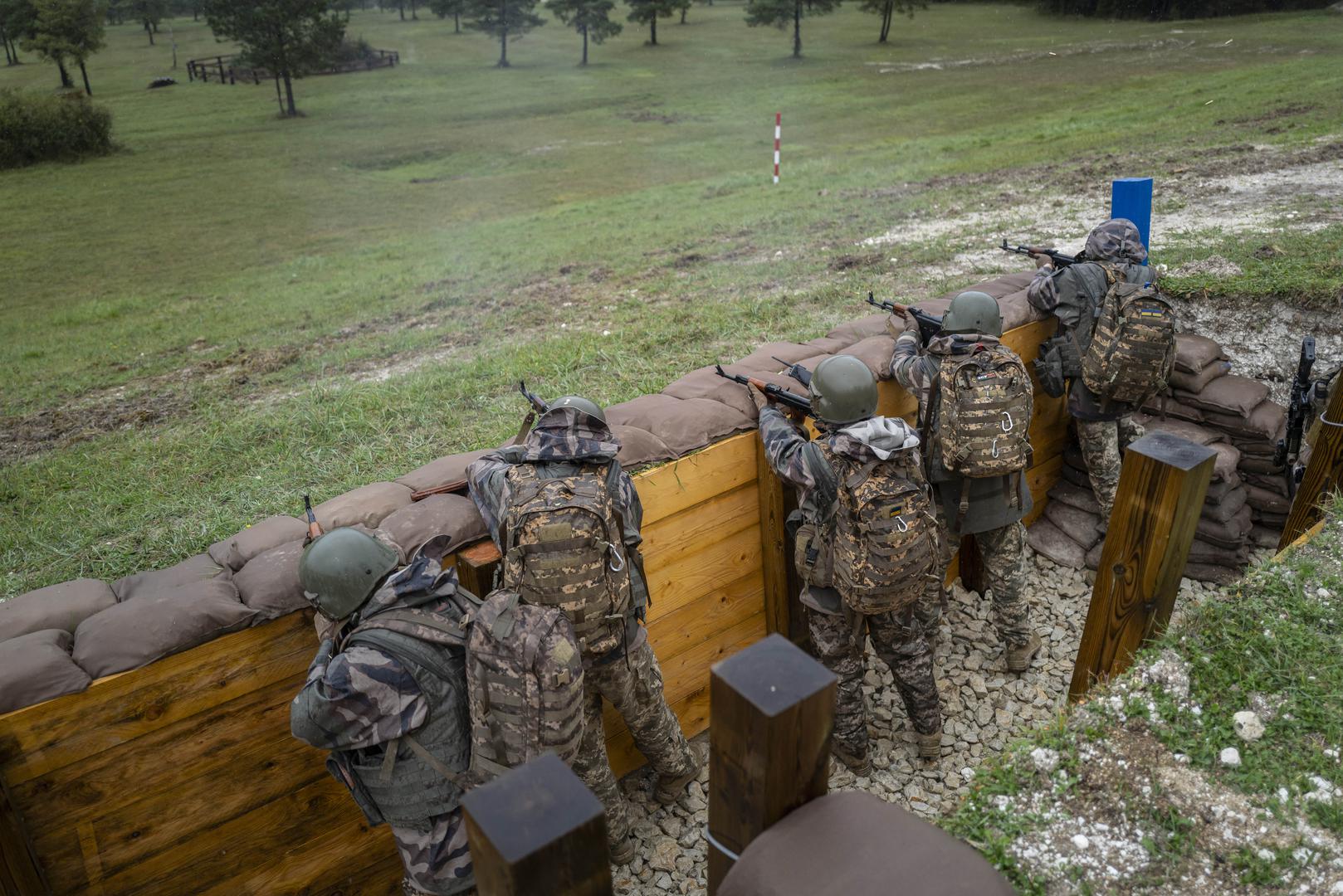 Le président Emmanuel Macron visite un camp militaire où viennent se former des combattants d'Ukraine dans l'est de la France le 9 octobre 2024. © Eliot Blondet / Pool / Bestimage Ukrainian soldiers train in a french military camp in eastern France, Wednesday, Oct. 9, 2024, before a French President Emmanuel Macron visit. Photo: Eliot Blondet / Pool / Bestimage/BESTIMAGE