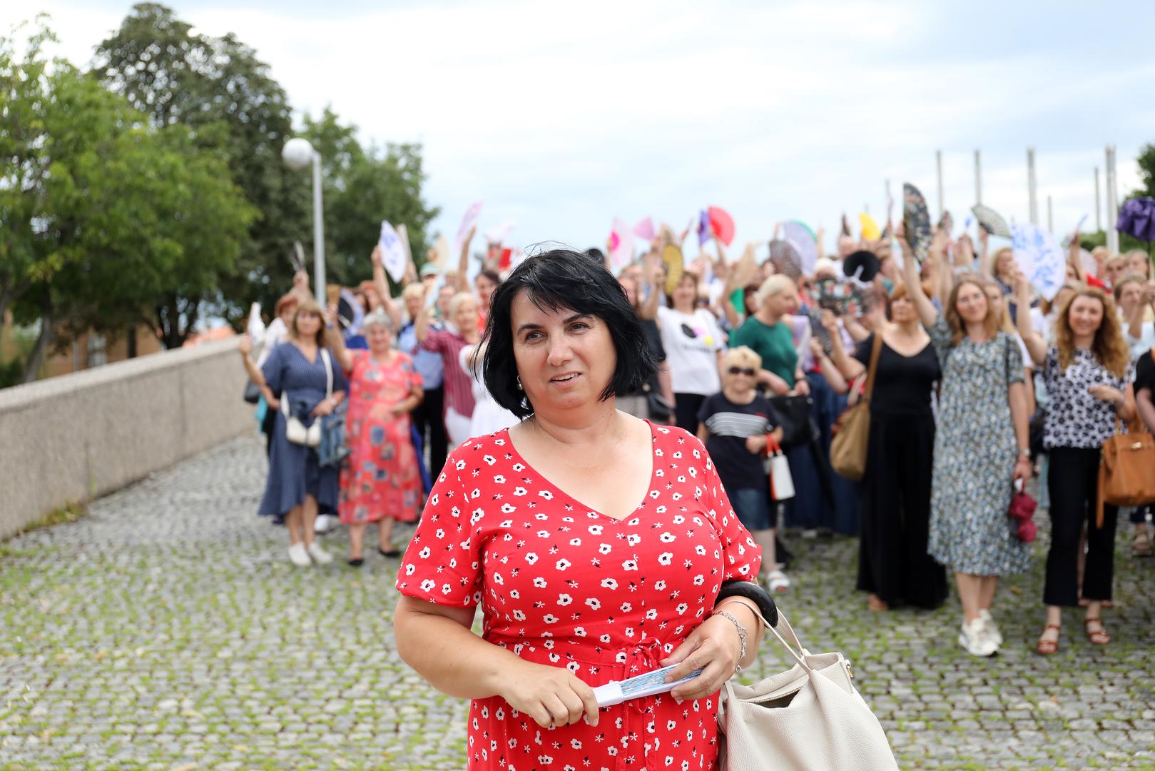 25.07.2023., Zagreb,  Pravosudni sluzbenici koji su vec osmi tjedan u strajku dosli su izraziti svoje nezadovoljstvo s pregovorima ispred Kongresne dvorane gdje se odrzava 256.sjednica Gospodarsko-socijalnog vijeca na kojoj se prezentira prijedlog zakona o placama u drzavnoj sluzbi i javnim sluzbama Photo: Emica Elvedji/PIXSELL