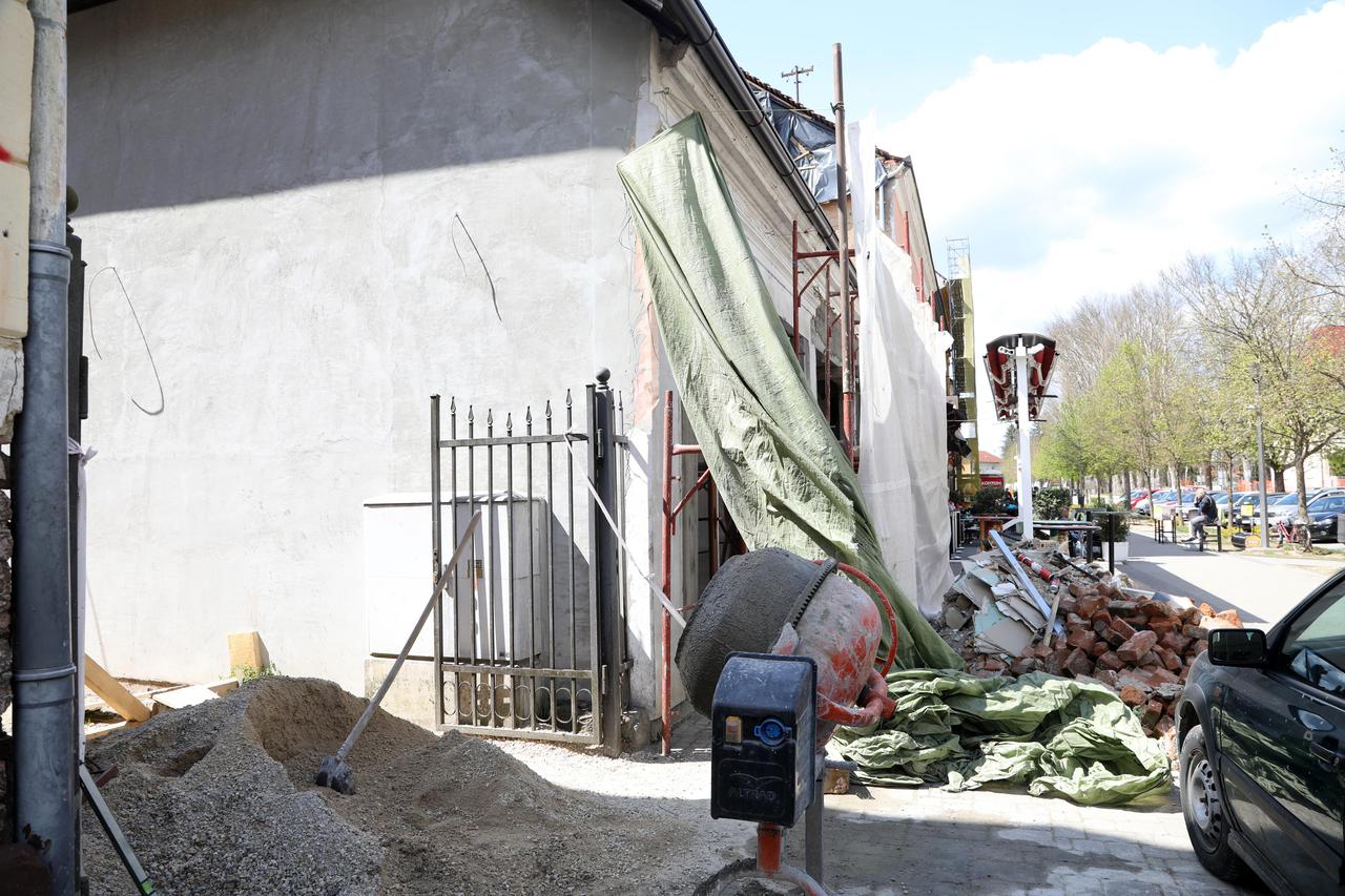 S oštećenih kuća političari pozivaju na izbore, a stanovnici Banije snalaze se kako tko umije