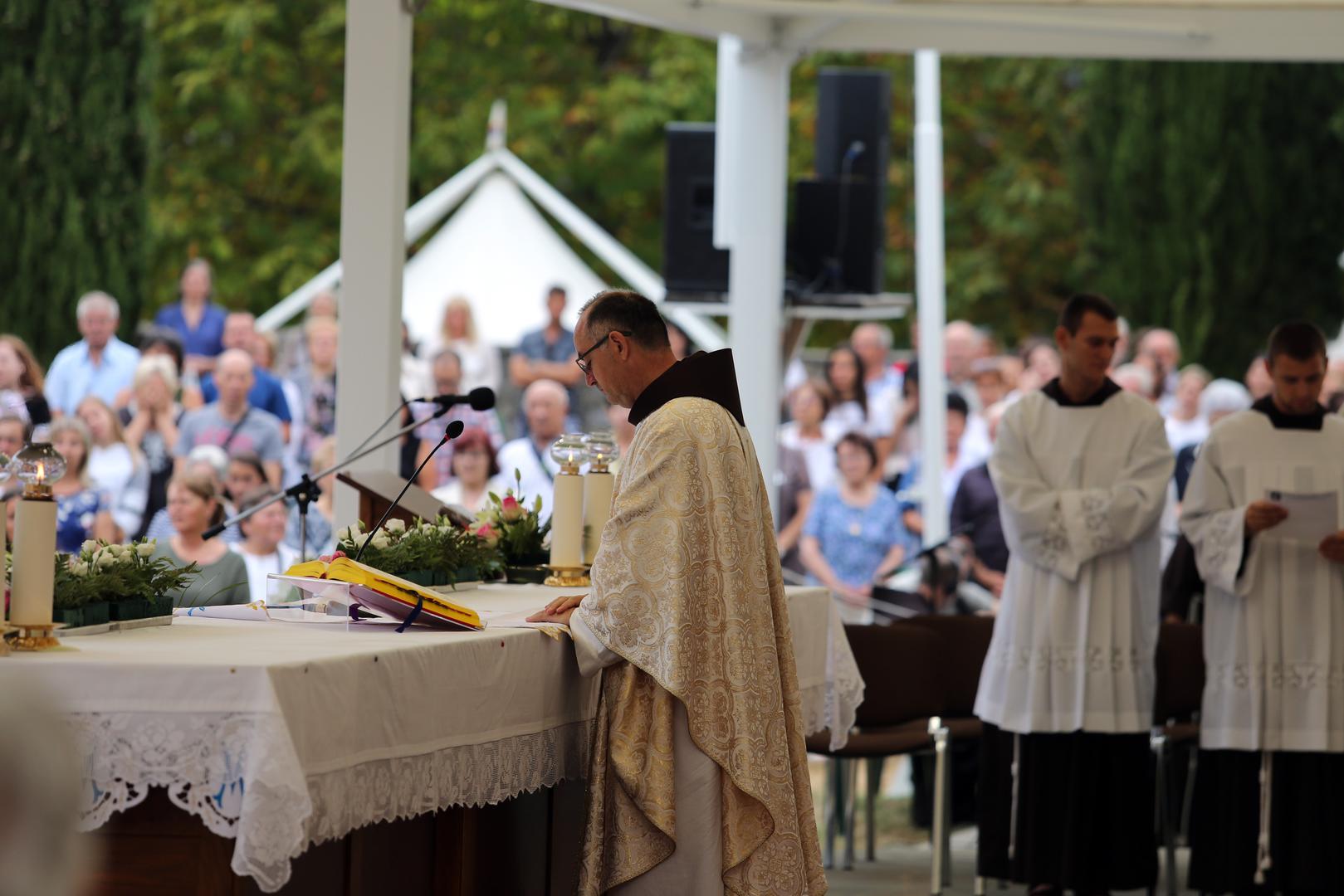 Rijeka: Proslava blagdana Velike Gospe u trsatskom svetištu 15.08.2018. Rijeka - Mnogobrojni vjernici slave blagdan Velike Gospe u Svetistu Majke Bozje Trsatske. Jutarnje mise odrzavaju se u perivoju svetista.rPhoto: Goran Kovacic/PIXSELL 