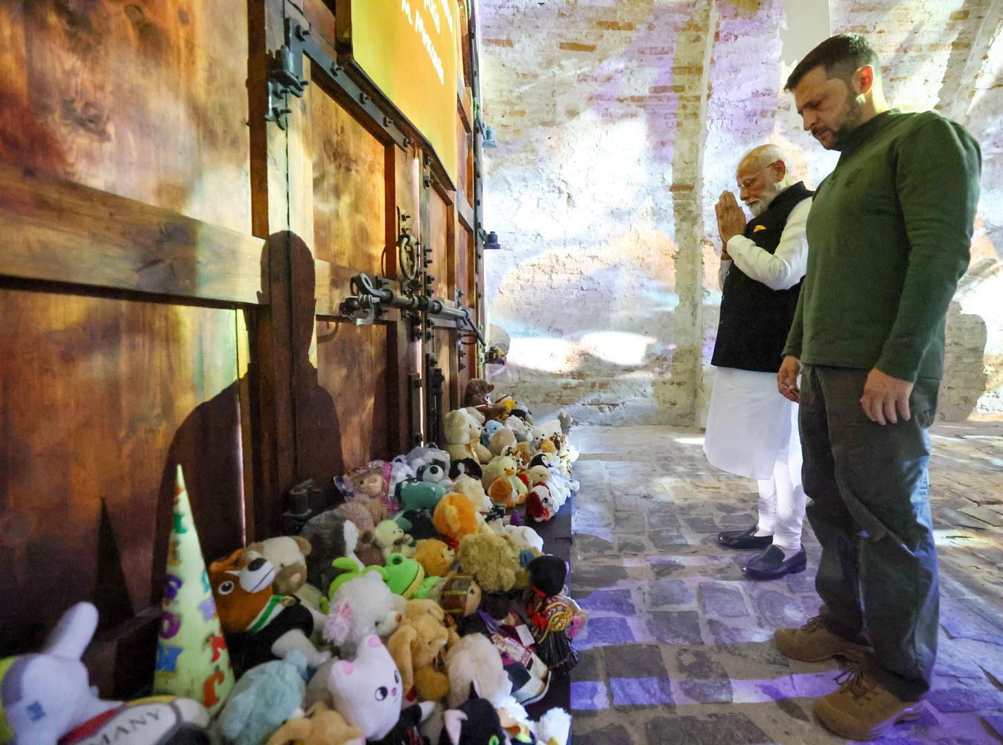 India's Prime Minister Narendra Modi and Ukraine's President Volodymyr Zelenskiy pay their respects to the children killed amid Russia's attack on Ukraine, at Martyrologist Exposition in Kyiv, Ukraine, August 23, 2024. India's Press Information Bureau/Handout via REUTERS THIS IMAGE HAS BEEN SUPPLIED BY A THIRD PARTY. NO RESALES. NO ARCHIVES. Photo: PRESS INFORMATION BUREAU/REUTERS