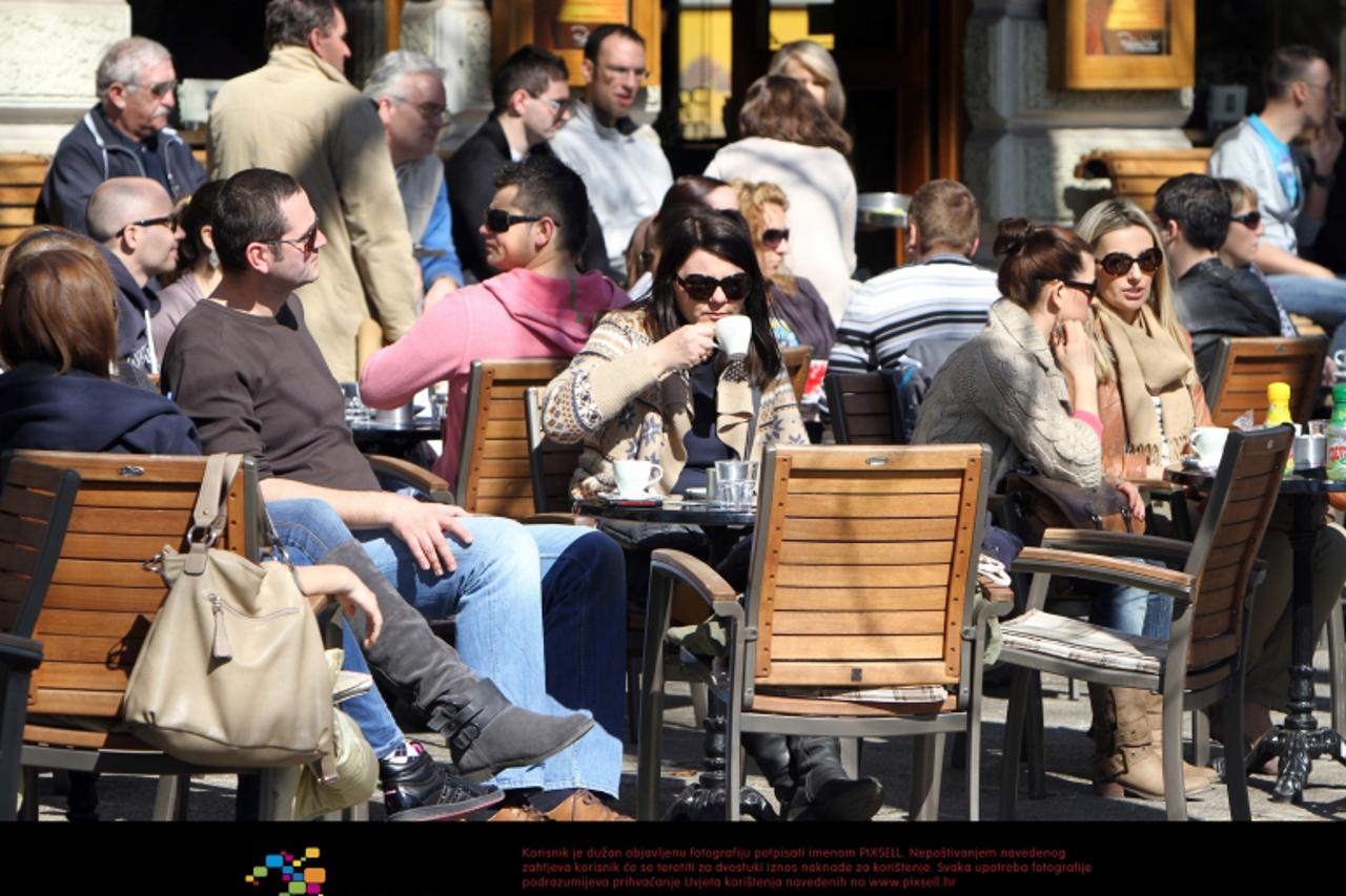 '17.03.2012 Karlovac - Toplo i suncano proljetno vrijeme izmamilo je brojne Karlovcane na ulice. Vozili su se na biciklima, sjedili u kaficima. Photo: Kristina Stedul Fabac/PIXSELL'