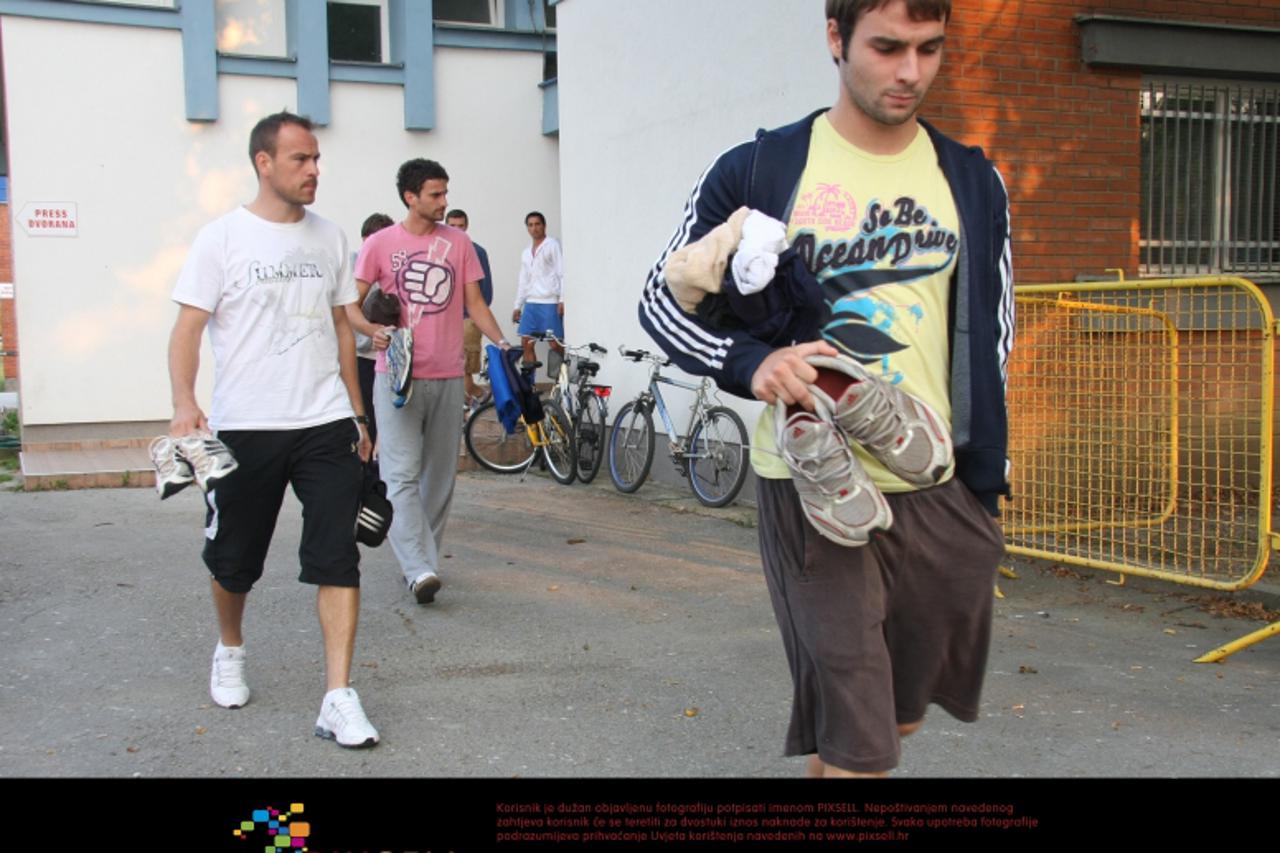 '27.09.2011., Karlovac - Nakon visesatnog razgovora igraca i uprave NK Karlovca nastavlja se strajk igraca. Nakon sto nisu dobili placu zadnjih pet mjeseci igraci su odbili trenirati a u klubu raznmis