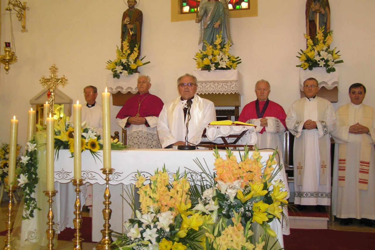 'zagorje - 04. 07. 2011.,Mihovljan, Hrvatska - mons. Dragutin Komorcec u zupnoj crkvi u Mihovljanu proslavio svoju zlatnu misu'