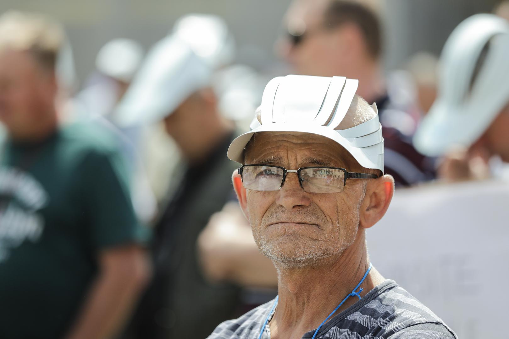 23.05.2022,Zagreb - Javni prosvjed Sindikata hrvatskih zeljeznicara.  Prosvjednici ce u 10,30 sati krenuti sa zapadne strane Glavnog  kolodvora prema Trgu sv. Marka. Zbog neodrzavanja pruga, tvrtka Pruzne gradjevine sada mora traziti pomoc. Sindikatu hrvatskih zeljeznicara cilj je sacuvati radna mjesta 1400 radnika i sacuvati Pruzne gradjevine kao jedinu domacu tvrtku sposobnu za gradnju i obnovu zeljeznickih pruga. Photo: Jurica Galoic/PIXSELL