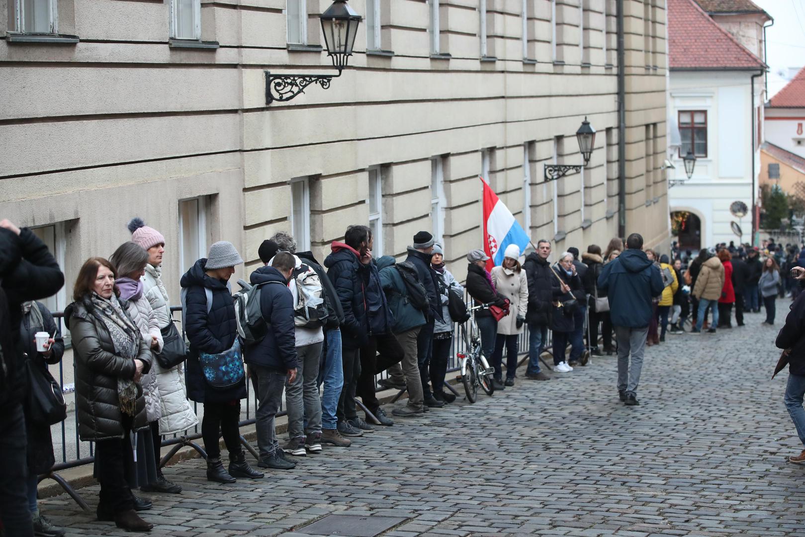 15.12.2021.,Zagreb - Na Markovu trgu poceli su se okupljat prosvjednici, a okupljanje budno prate brojni policijski sluzbenici.Prosvjednici ce svojim tijelima formirati bedem oko Markova trga 