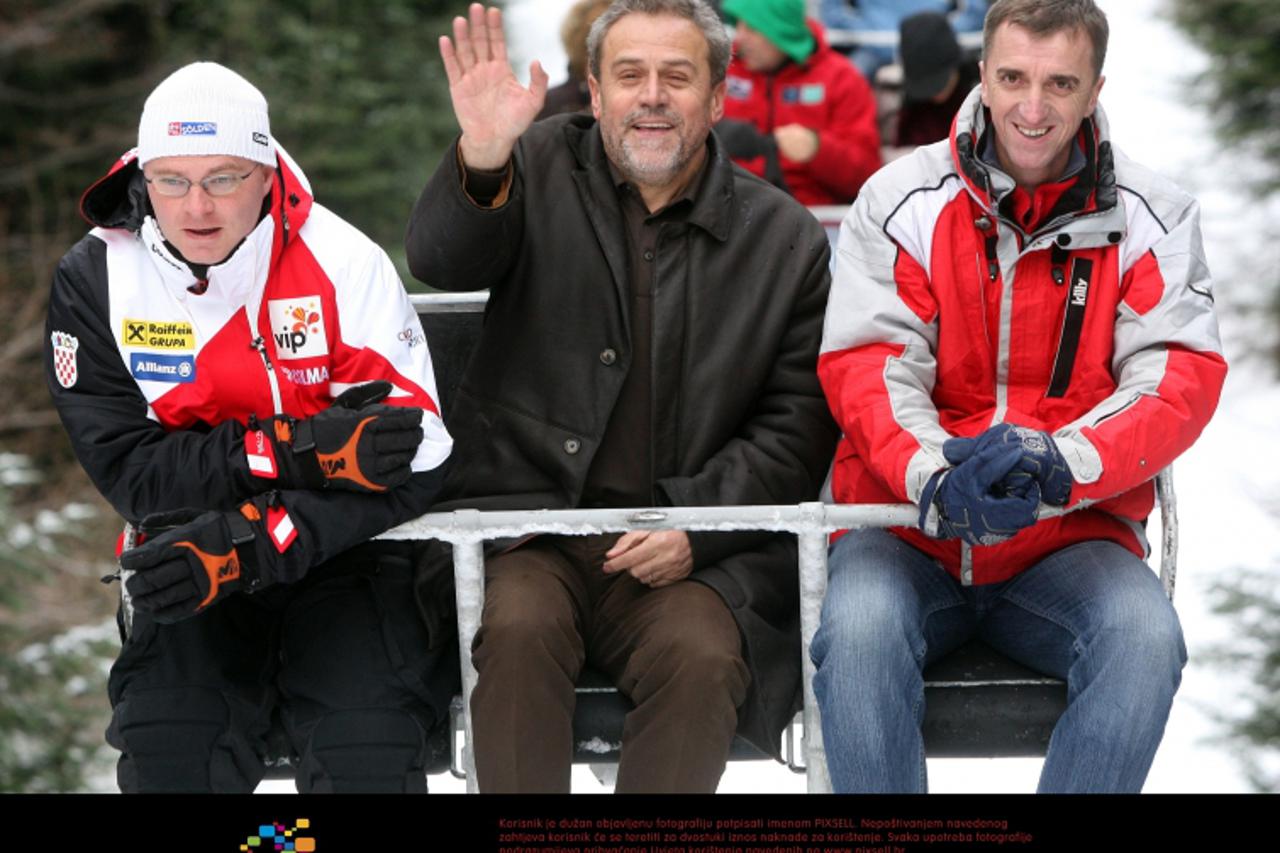 \'30.12.2011., Zagreb -  Ususret sljemenskim utrkama Snow Queen trophy zagrebacki gradonacelnik Milan Bandic sa suradnicima i organizatorima obsao je skijaliste kako bi se na licu mjesta uvjerio u tij