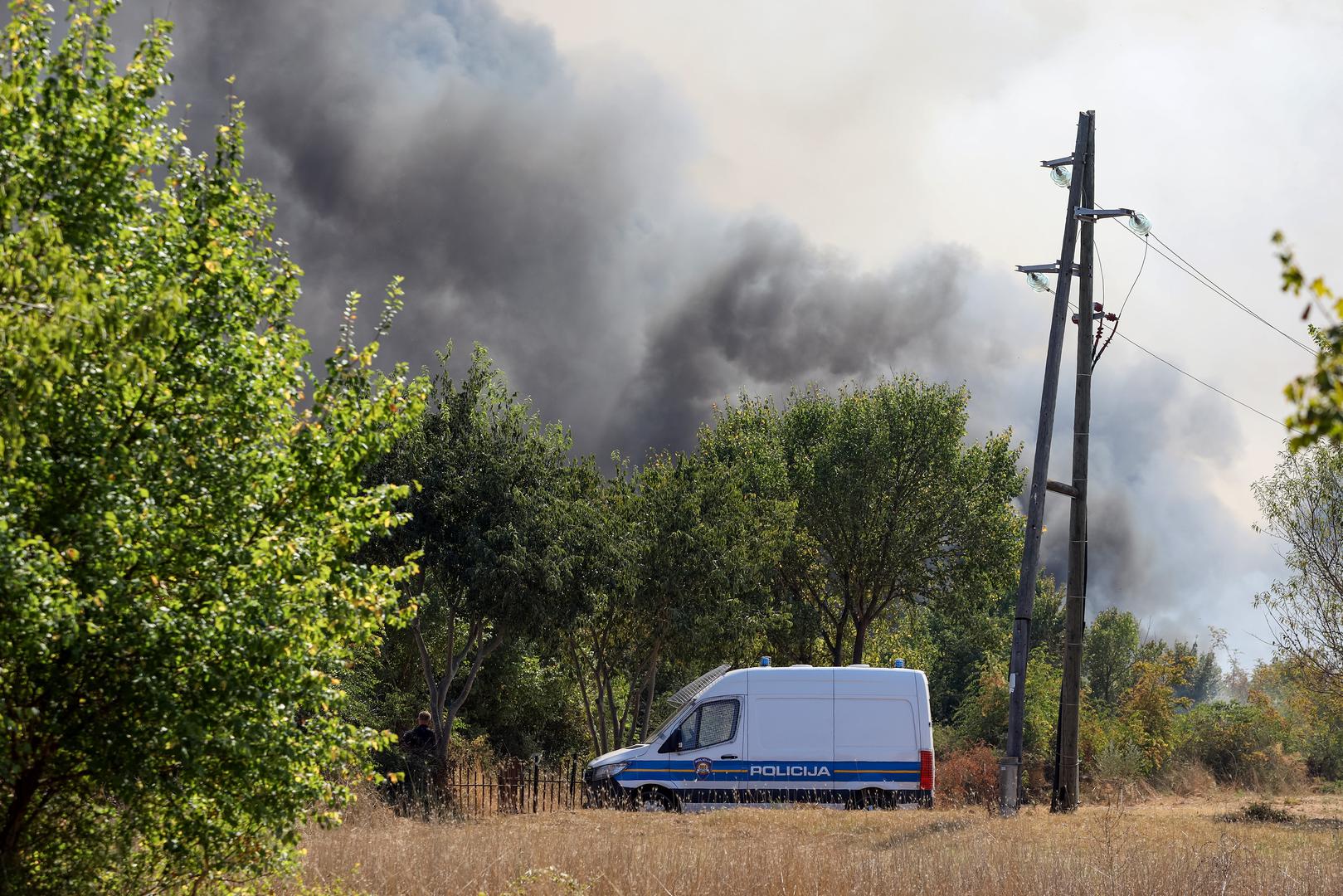 30.07.2024., Smokovic - Veliki pozar u Smokovicu nedale Zemunika zahvatio je i parkirana vozila. Vatrogasci se vore s vatrom. Photo: Sime Zelic/PIXSELL