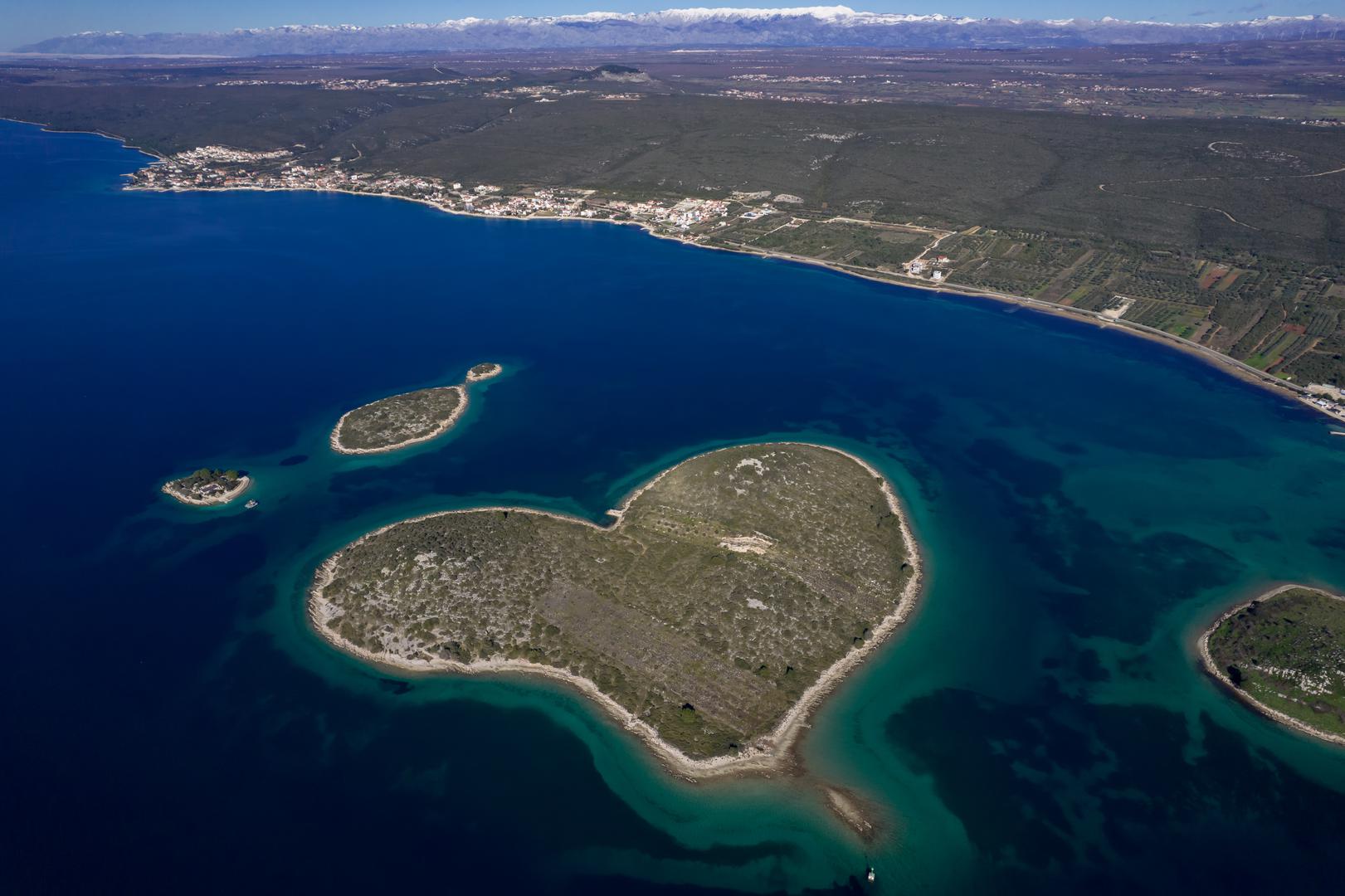 31.01.2023., Otocic Galesnjak, mnogima je znan i kao Otok zaljubljenih. Zbog svog specificnog oblika srca postao je prepoznatljiv otocic nase obale diljem svijeta. Rijec je  nenaseljenom otocicu smjestenom u Pasmanskom kanalu, a moguce ga je posjetiti barkom ili brodom. Photo: Dino Stanin/PIXSELL