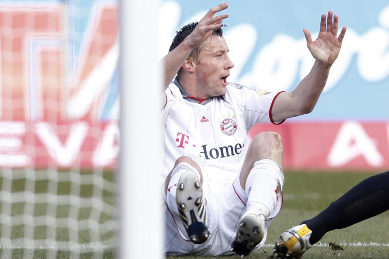 'Bayern Munich\'s Ivica Olic reacts during the German Bundesliga soccer match against Nuremberg in Nuremberg February 20, 2010. Match ended in a 1-1 draw. REUTERS/Michaela Rehle (GERMANY - Tags: SPORT