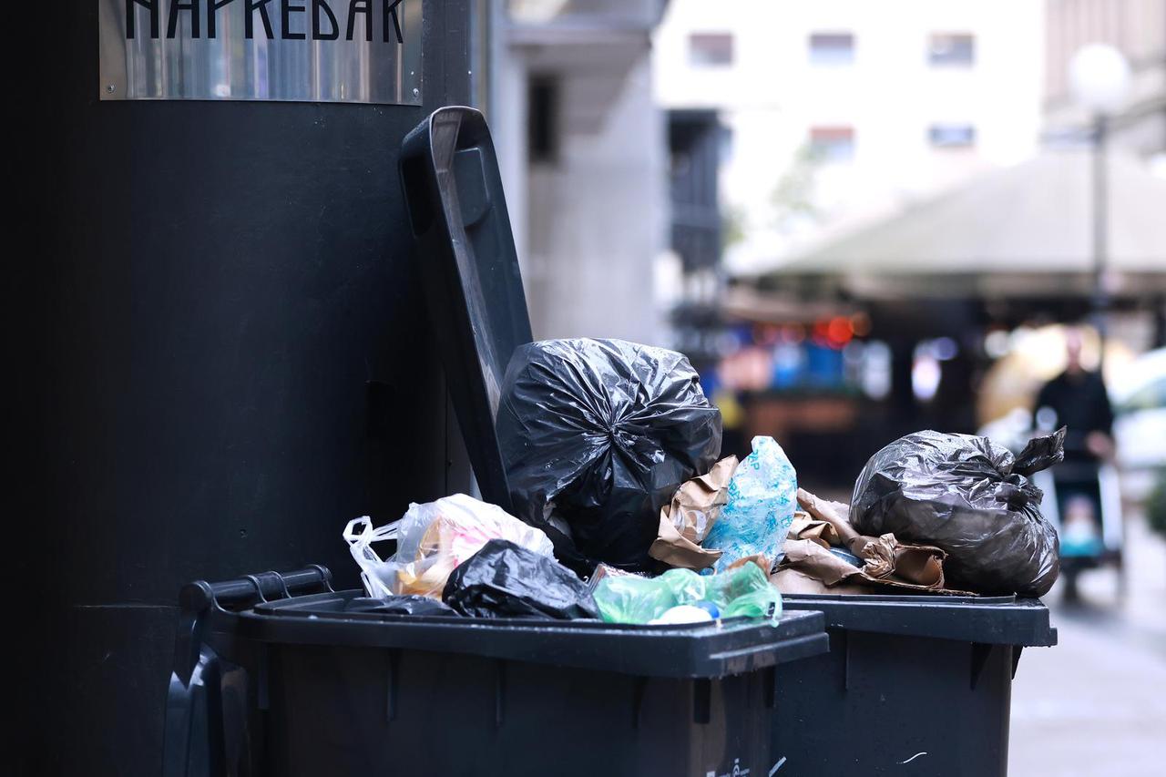 Zagreb: Kante i kontejneri prepuni smeća u središtu grada