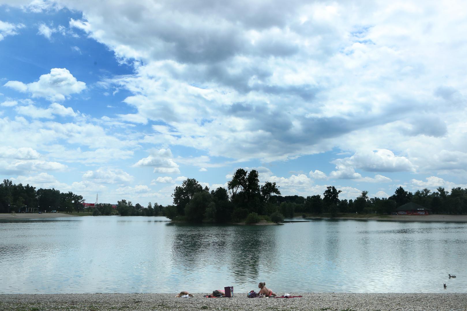 Dok su se tri odvažne djevojke sunčale, ostali posjetitelji su Jarun iskoristili za rolanje, vožnju biciklom, a neki za ribolov. 