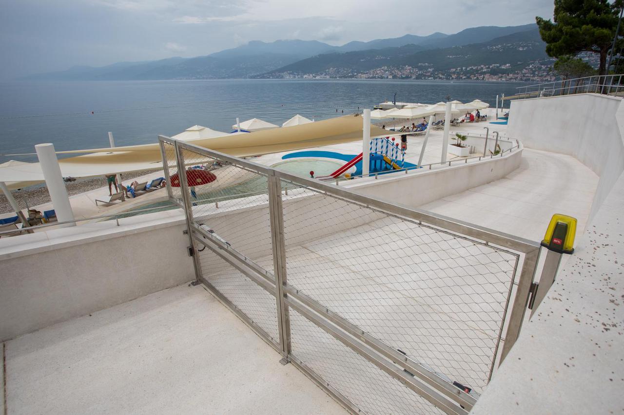 Rijeka: Plaža hotela Hilton Costabella koja je u koncesiji ograđena je ogradom