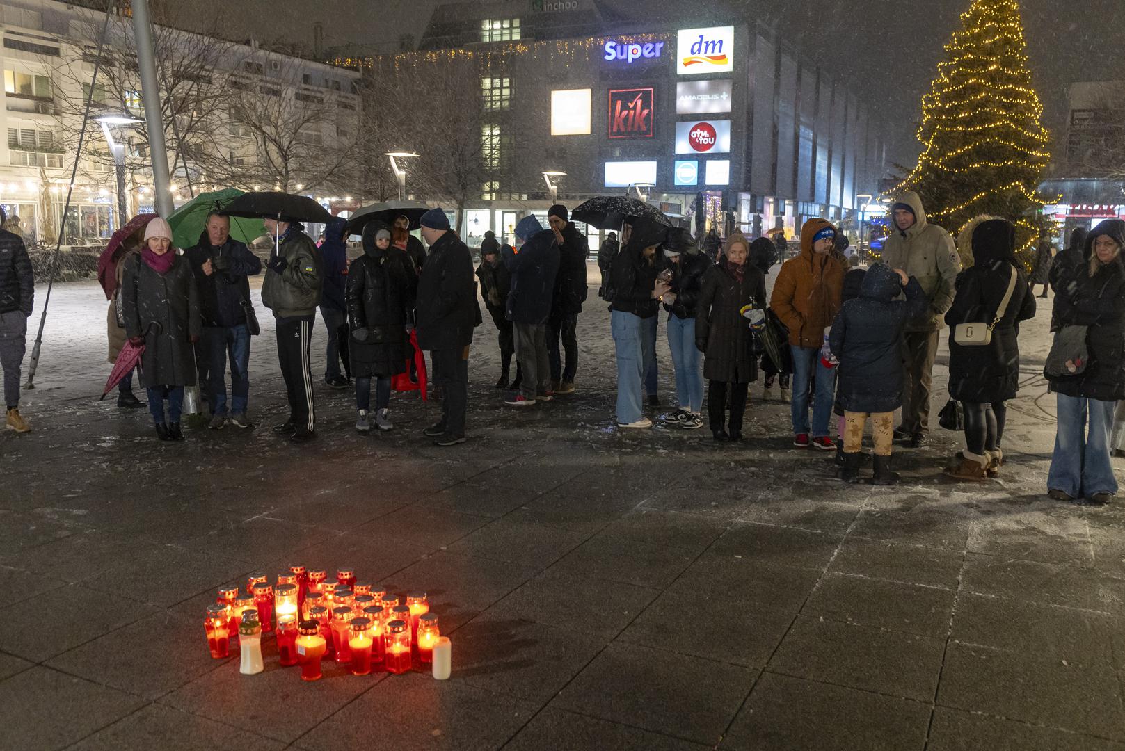 234.12.2024. Osijek - Osjecani na Trgu slobode ispod Jedra paljenjem lampiona izrazili duboku sucut i solidarnost sa zrtvama, njihovim obiteljima, ucenicima, uciteljima i roditeljima OS Precko Photo: Davor Javorovic/PIXSELL