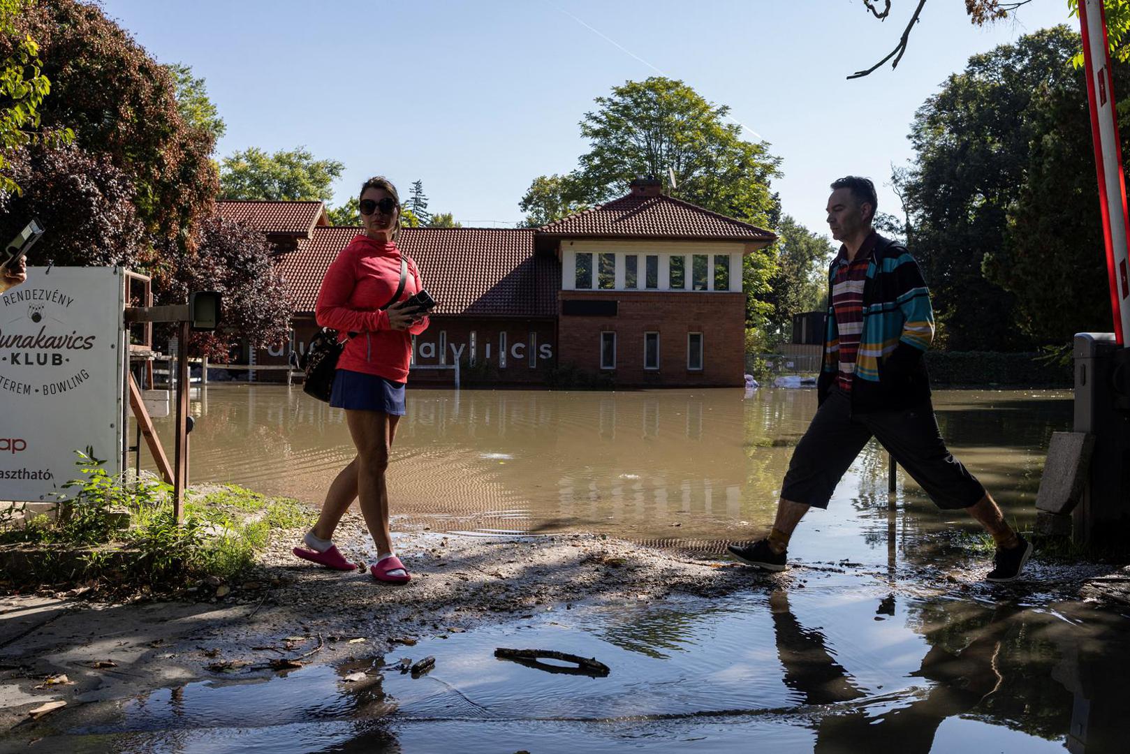 People walk by the houses flooded by the Danube River in Budapest, Hungary, September 21, 2024. REUTERS/Marko Djurica Photo: MARKO DJURICA/REUTERS